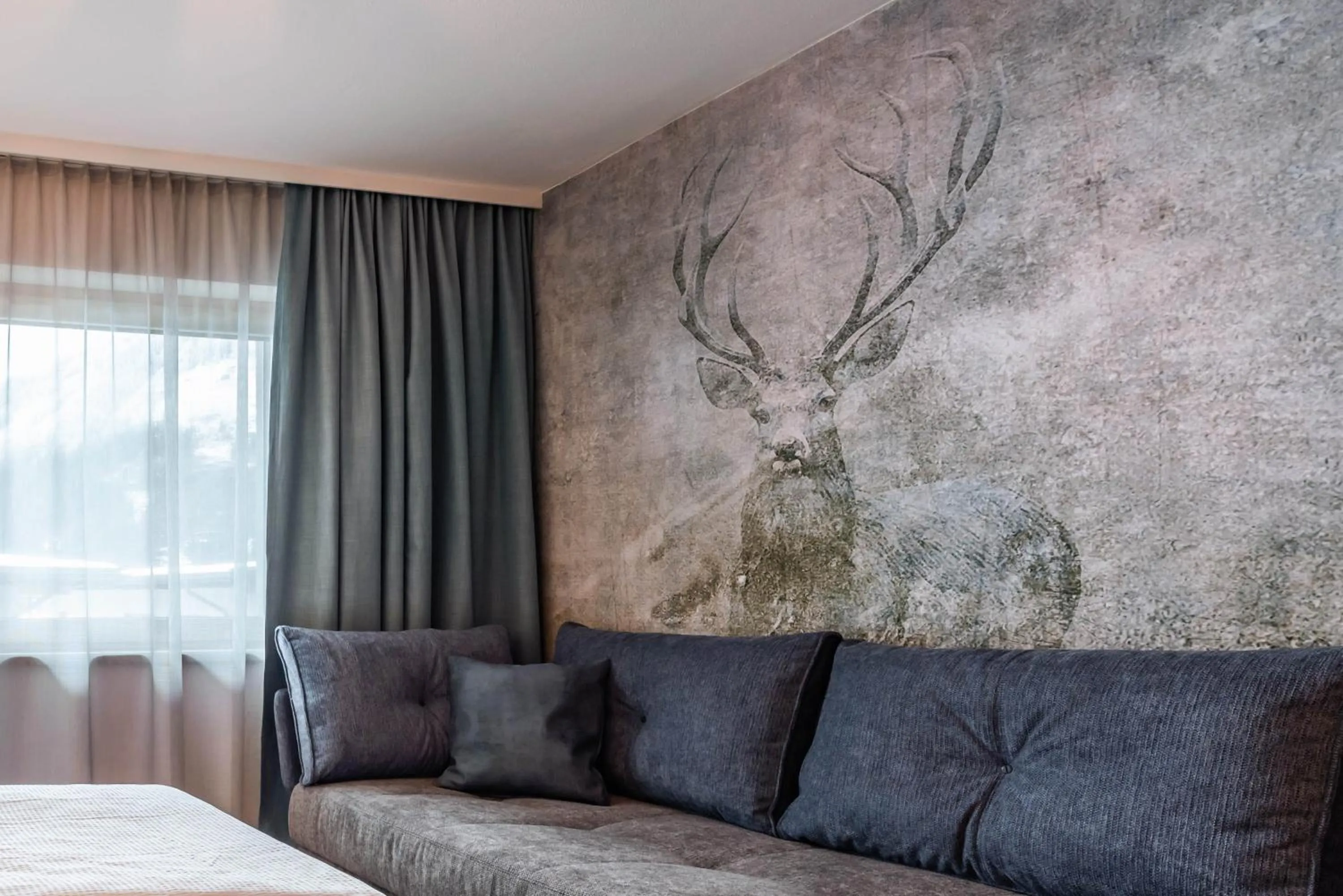 Seating area, Bed in Montana Apartments