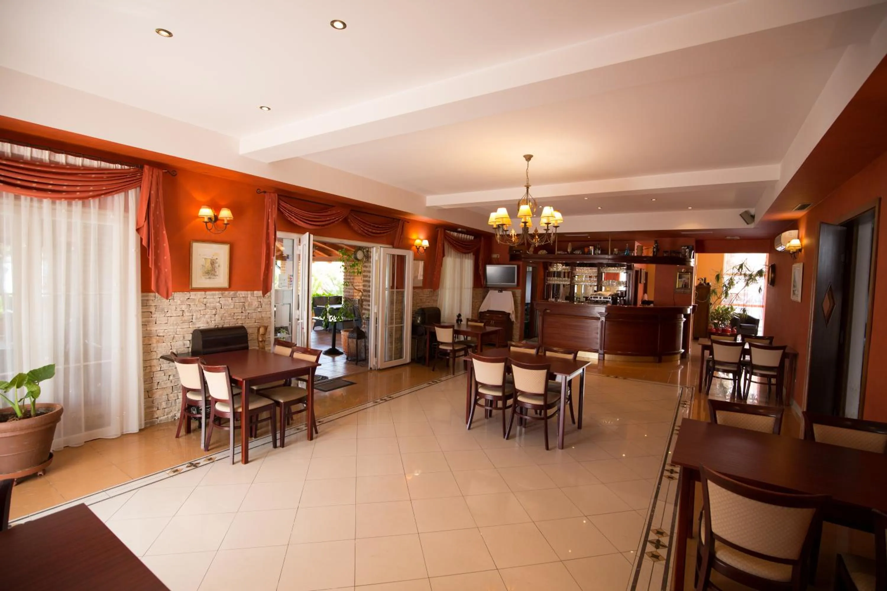 Restaurant/places to eat in Villa Tamaris