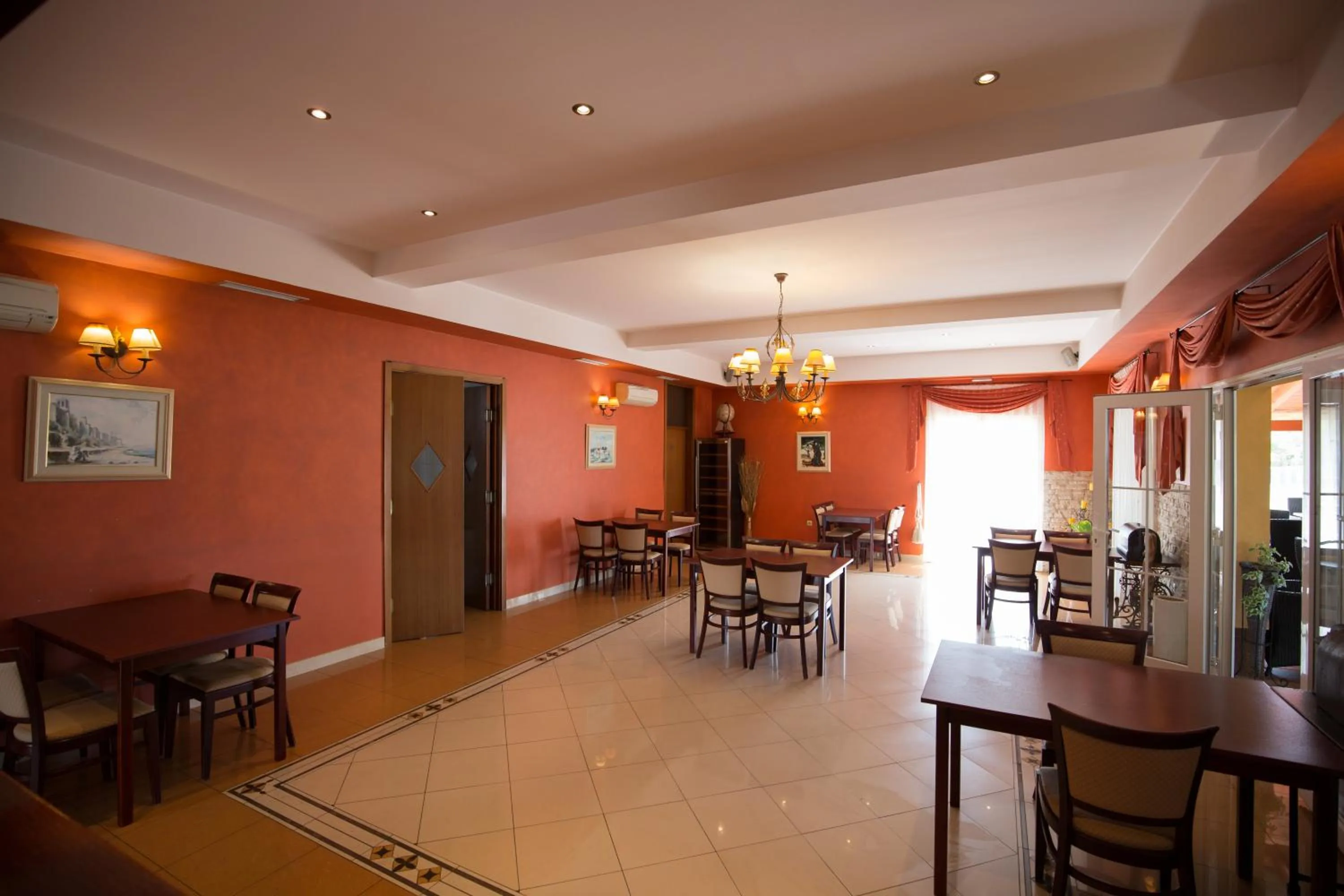 Restaurant/places to eat in Villa Tamaris