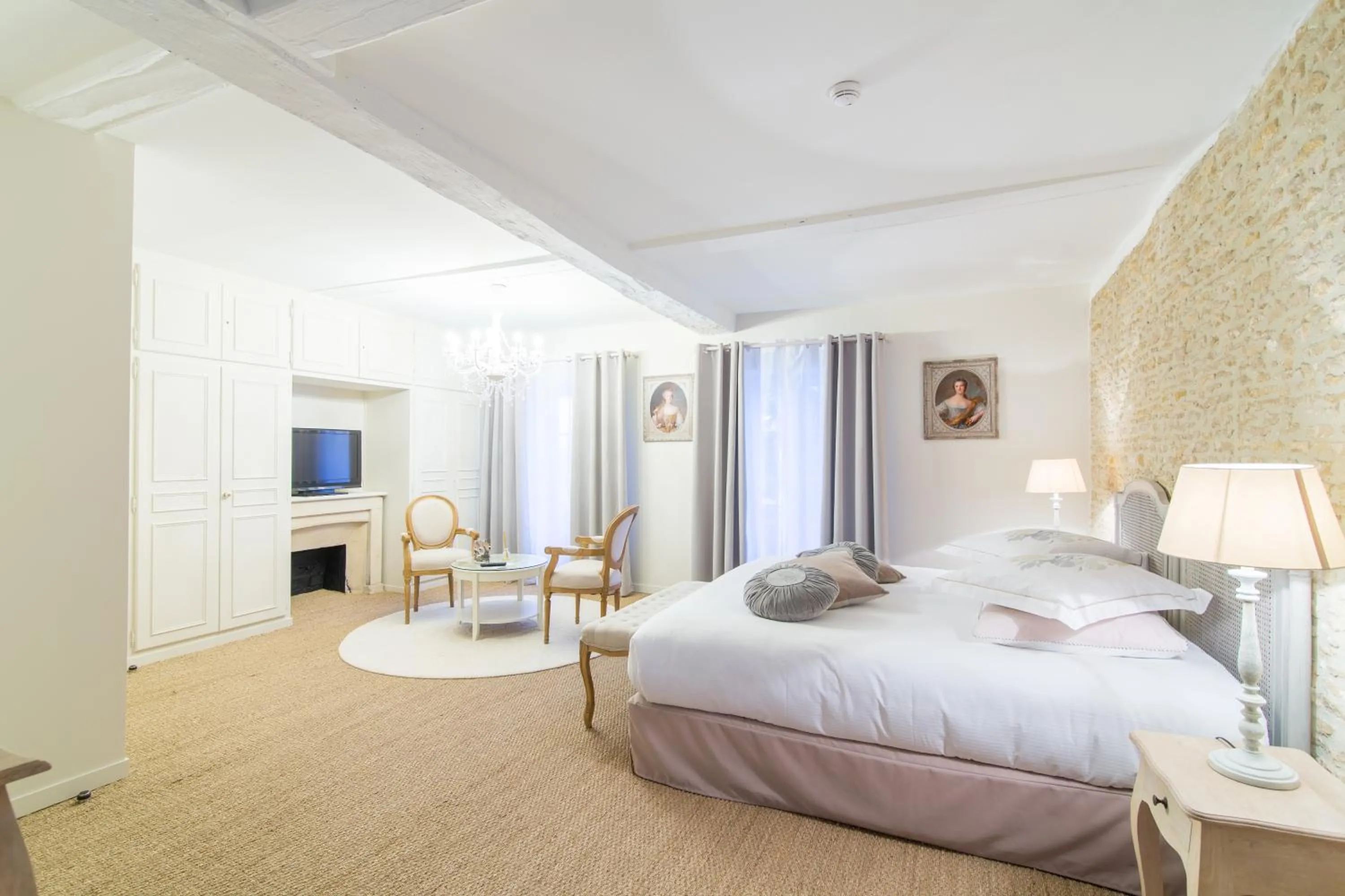 Photo of the whole room, Bed in Manoir'Hastings