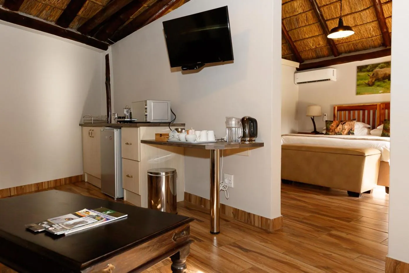 Communal lounge/ TV room, Bed in Addo Wildlife