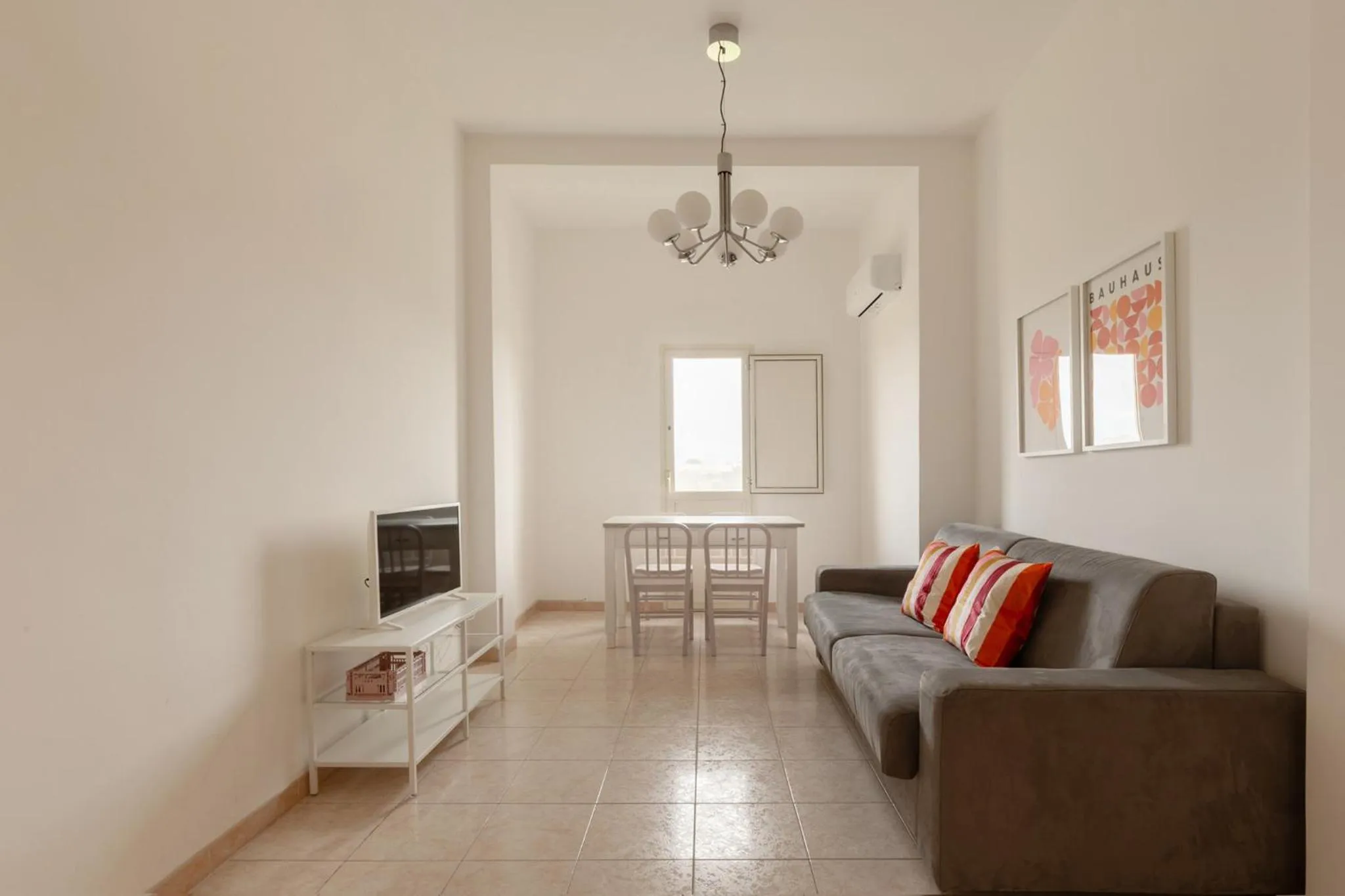 Communal lounge/ TV room in Spacebility Airport - self check-in