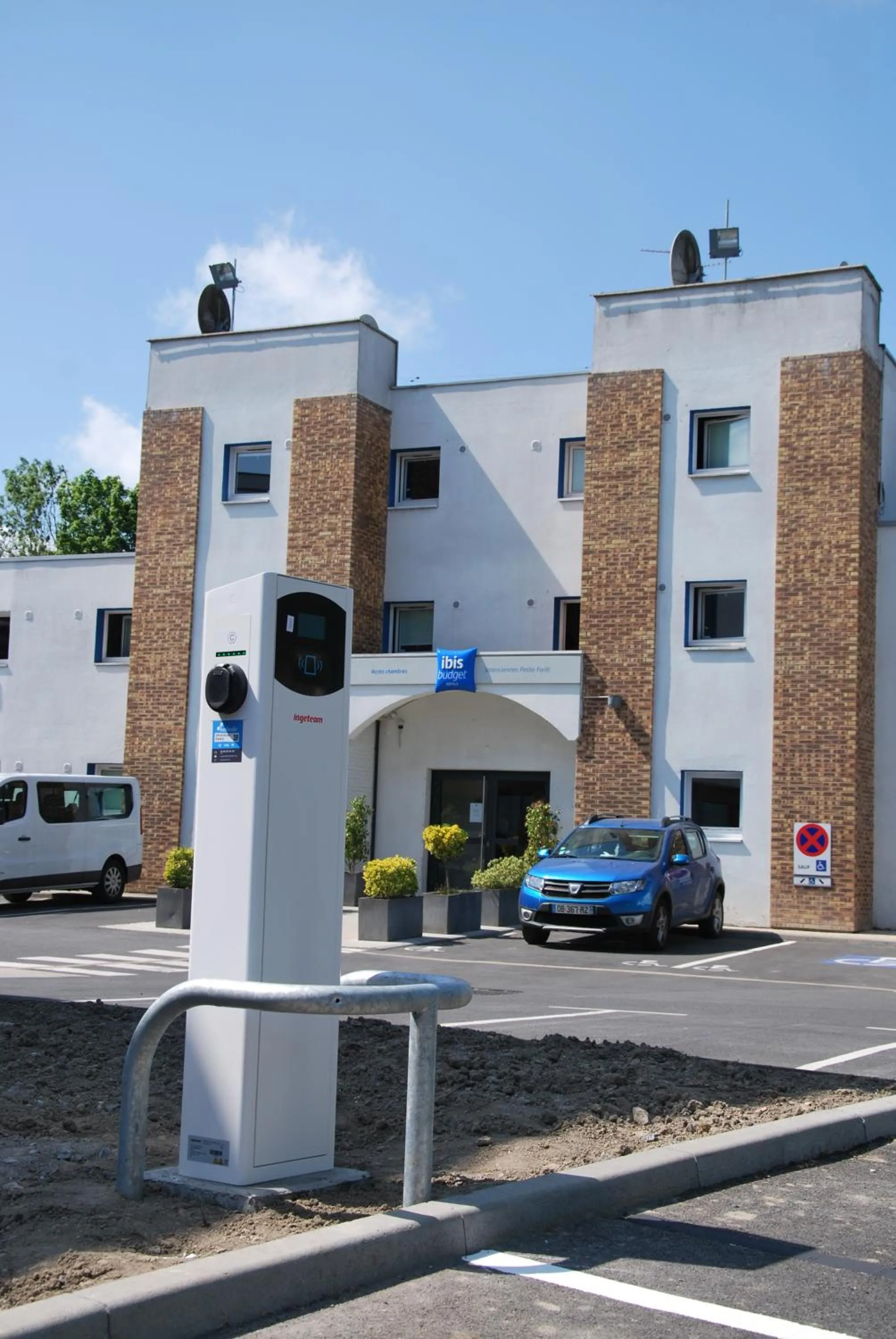Facade/entrance in ibis budget Valenciennes Petite-Forêt