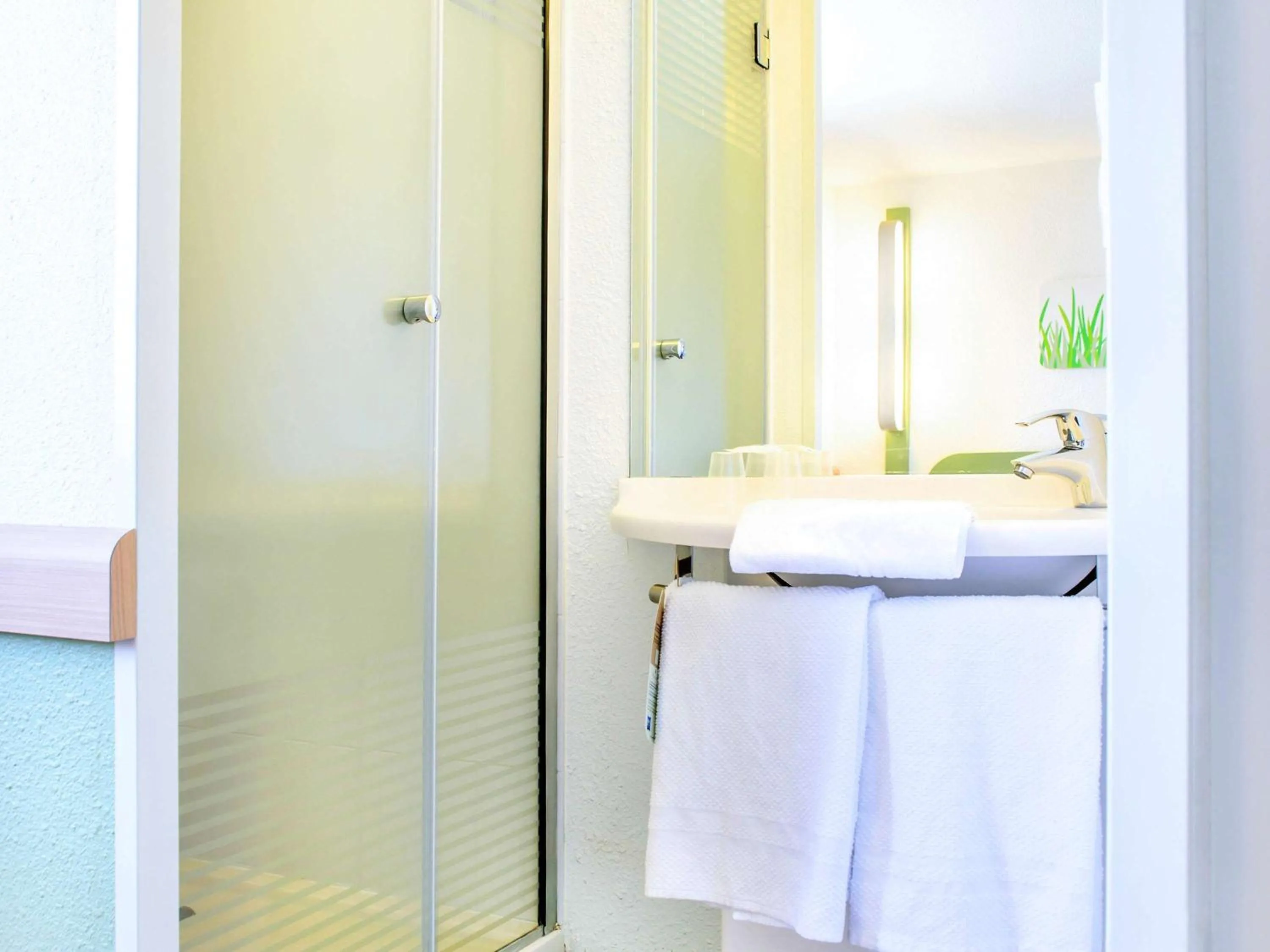 Photo of the whole room in ibis budget Valenciennes Petite-Forêt