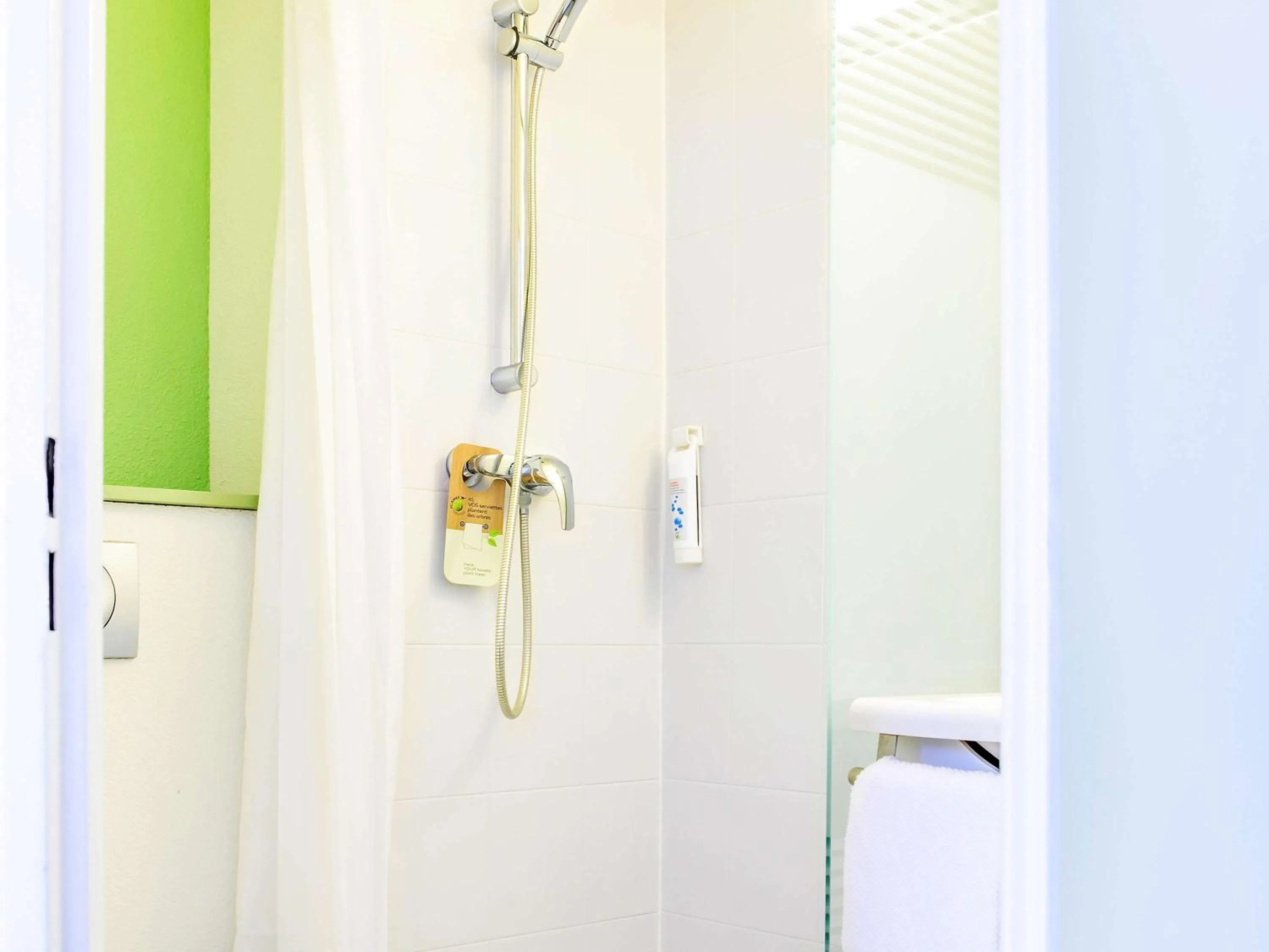 Photo of the whole room in ibis budget Valenciennes Petite-Forêt