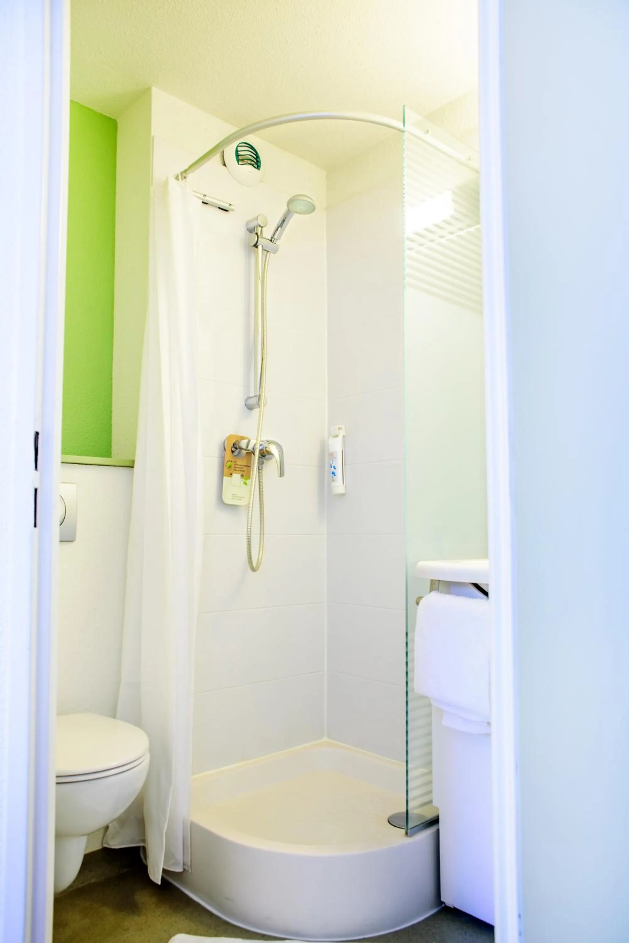 Shower in ibis budget Valenciennes Petite-Forêt
