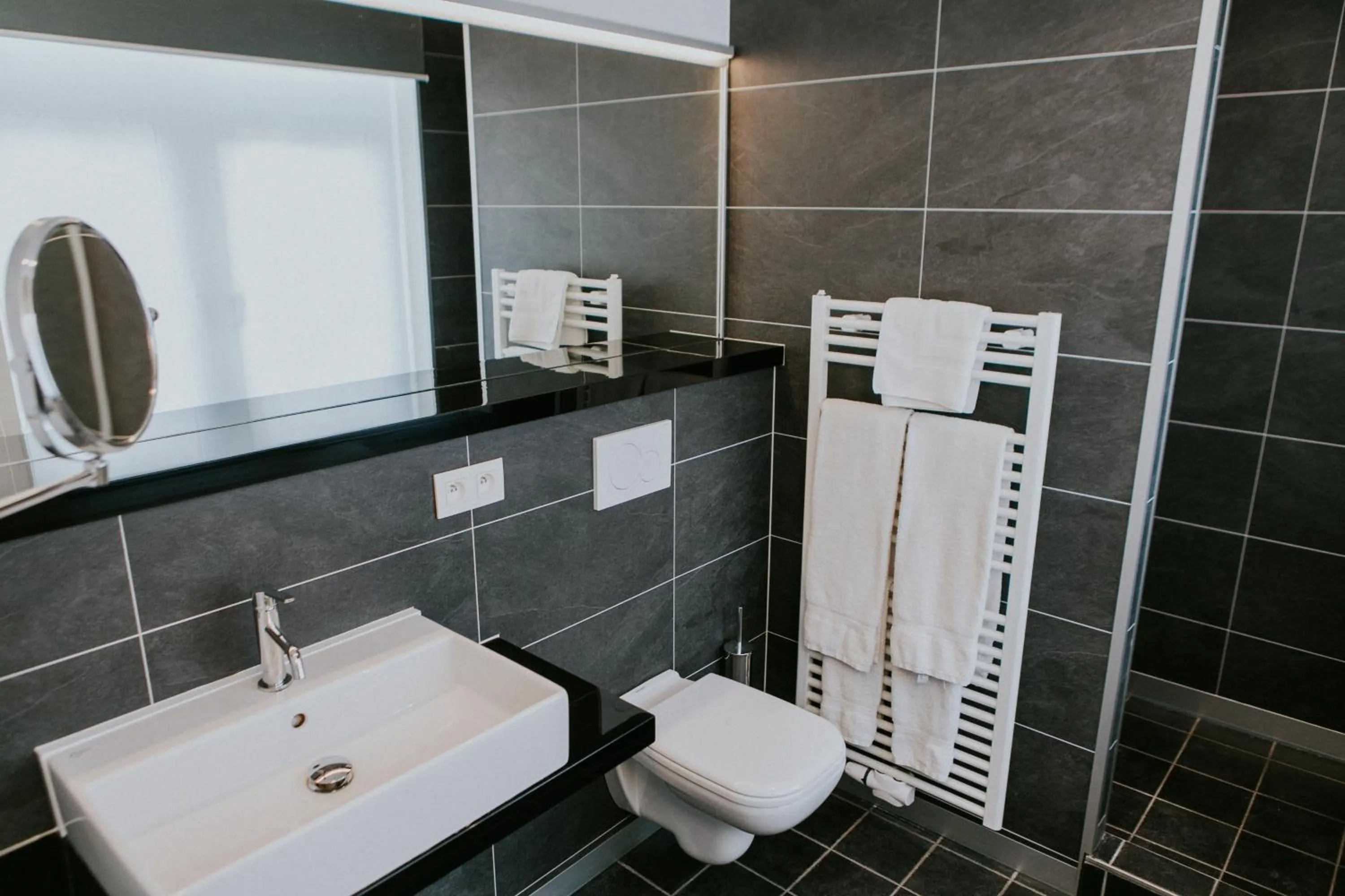 Shower in Hotel New Regina