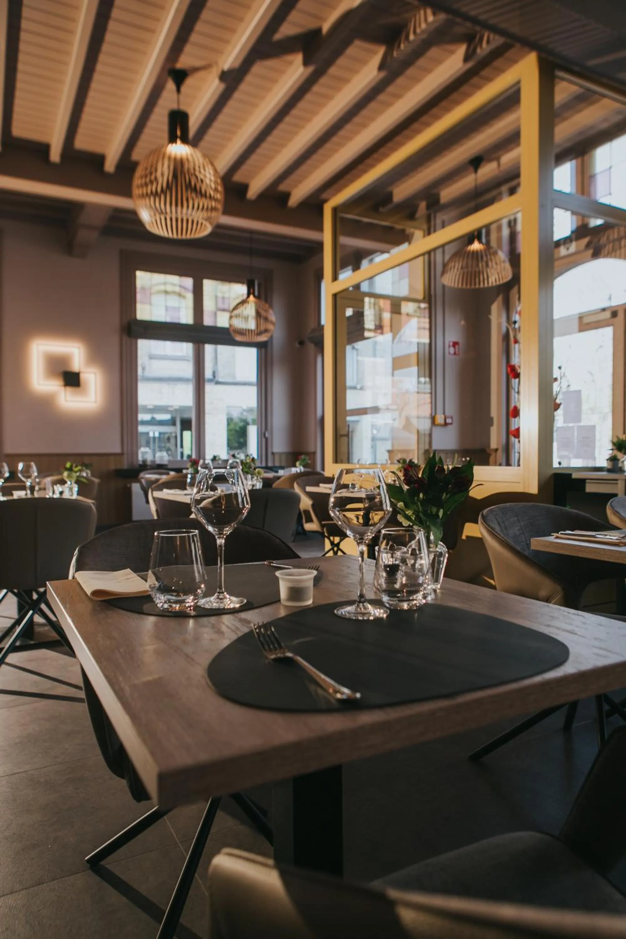 Restaurant/places to eat in Hotel New Regina