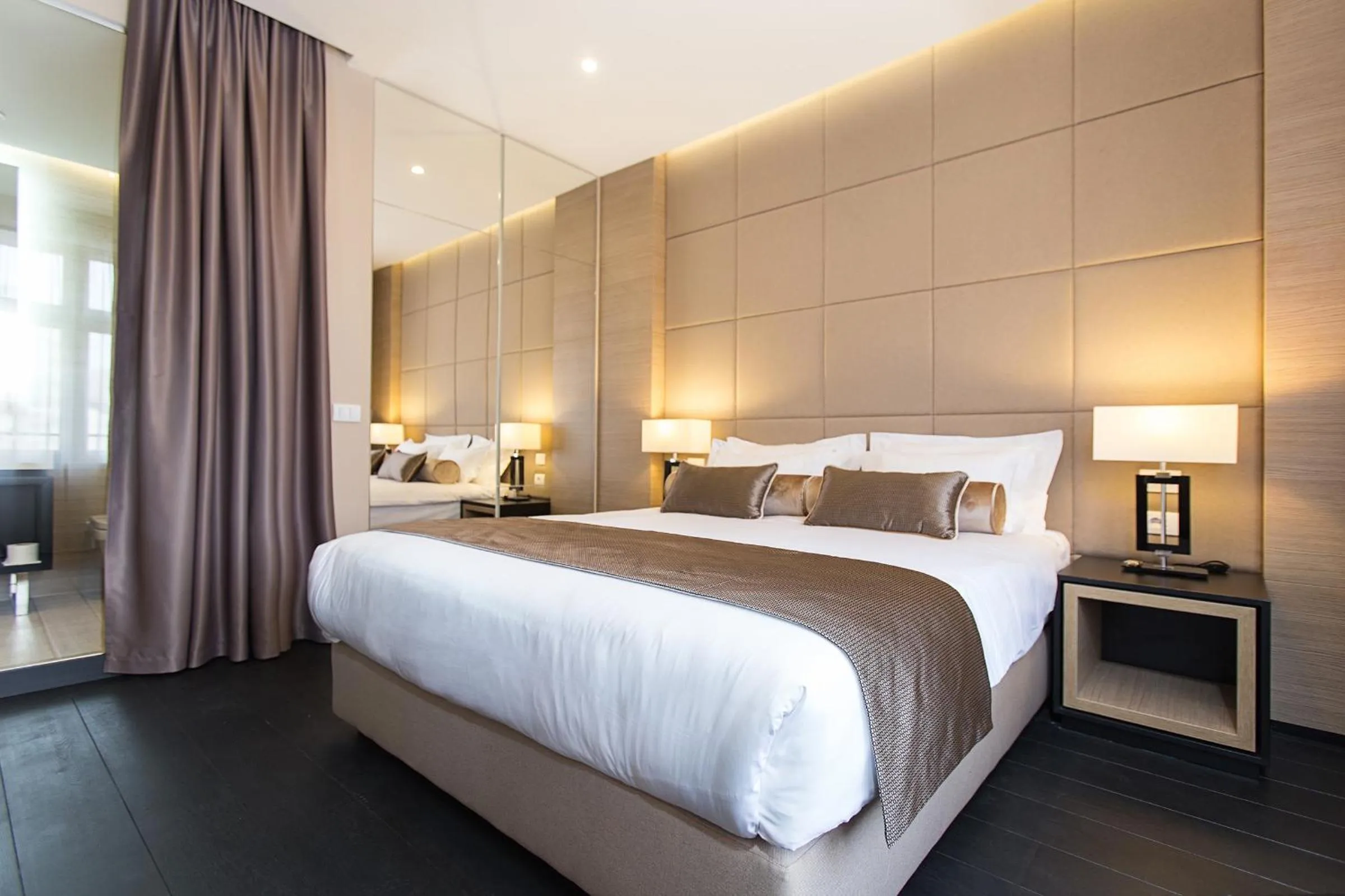 Bedroom, Bed in Dominic Smart & Luxury Suites - Republic Square