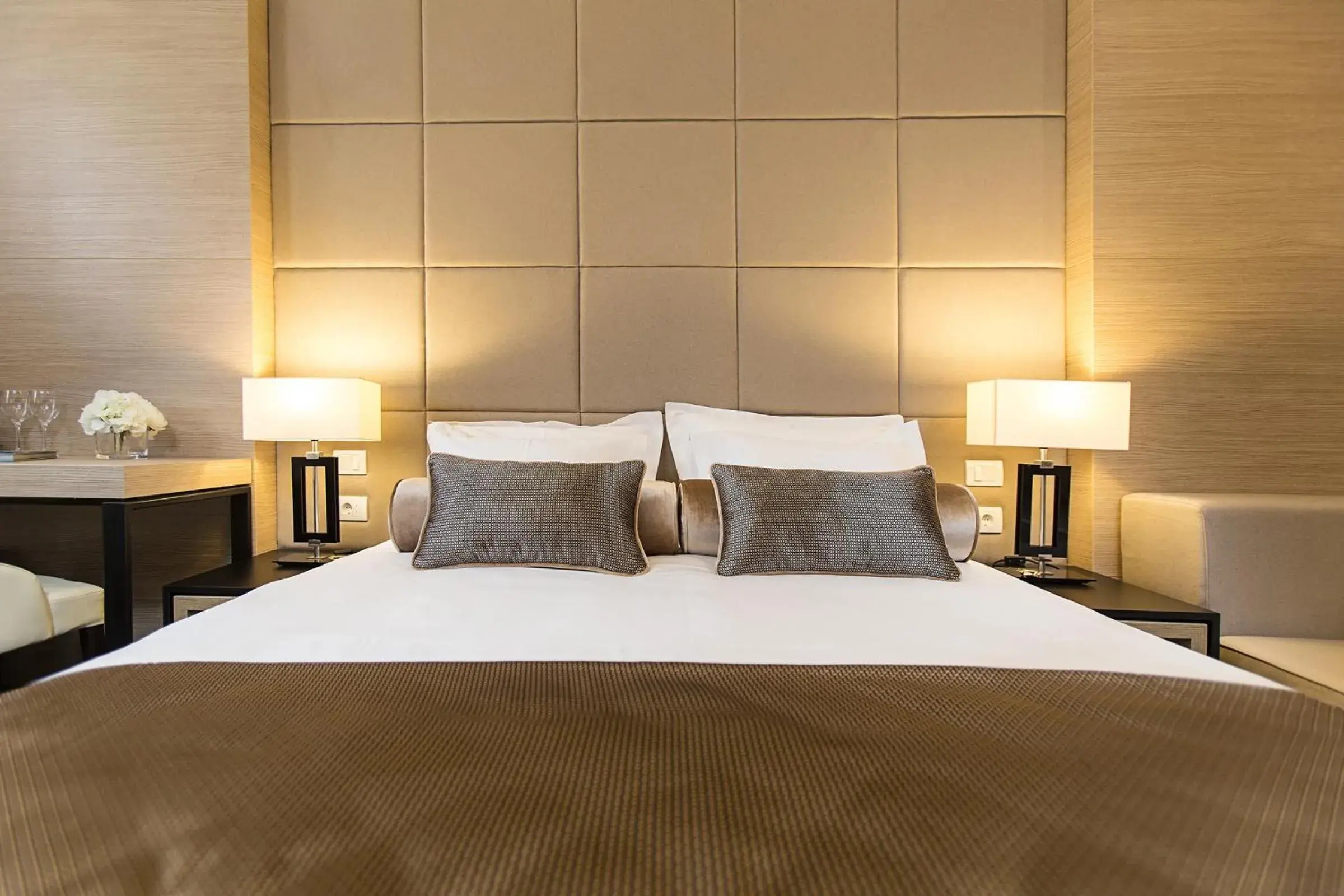 Standard Double Room in Dominic Smart & Luxury Suites - Republic Square Standard Double Room in Dominic Smart & Luxury Suites - Republic Square