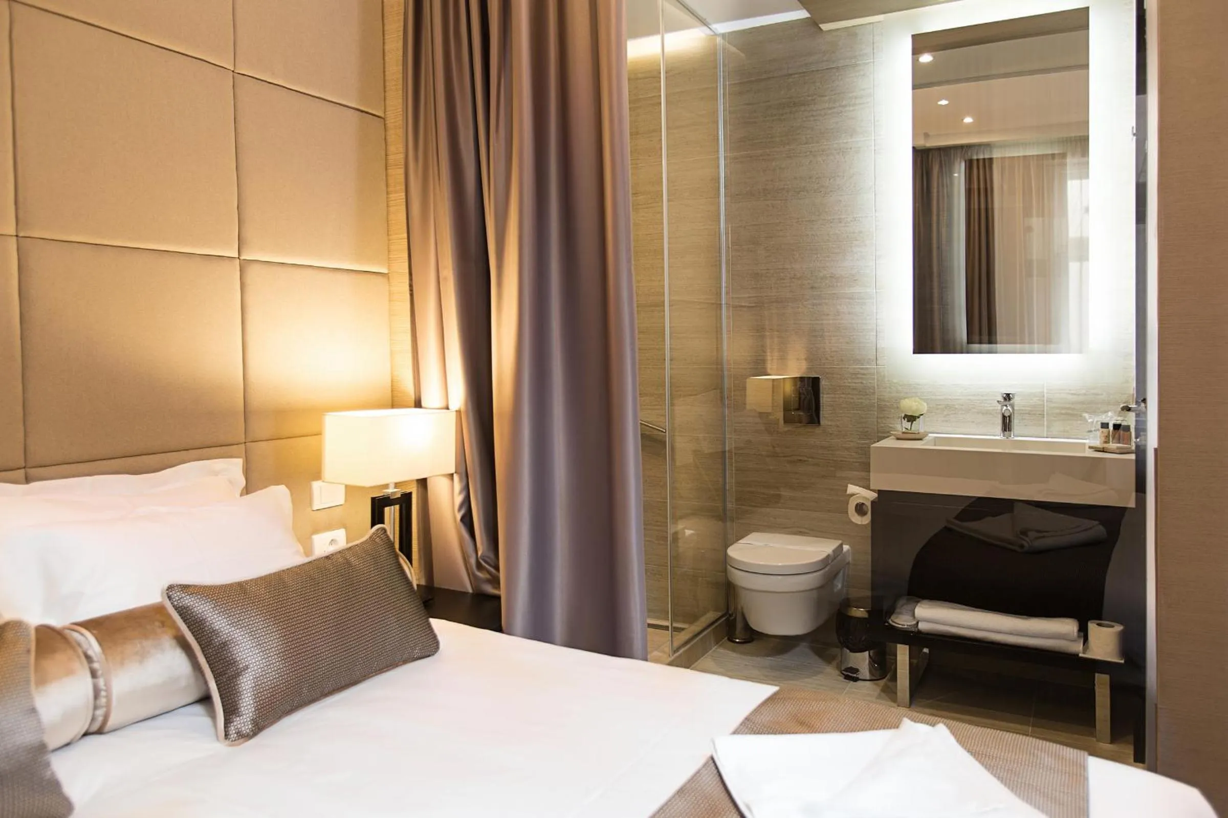 Bathroom, Bed in Dominic Smart & Luxury Suites - Republic Square