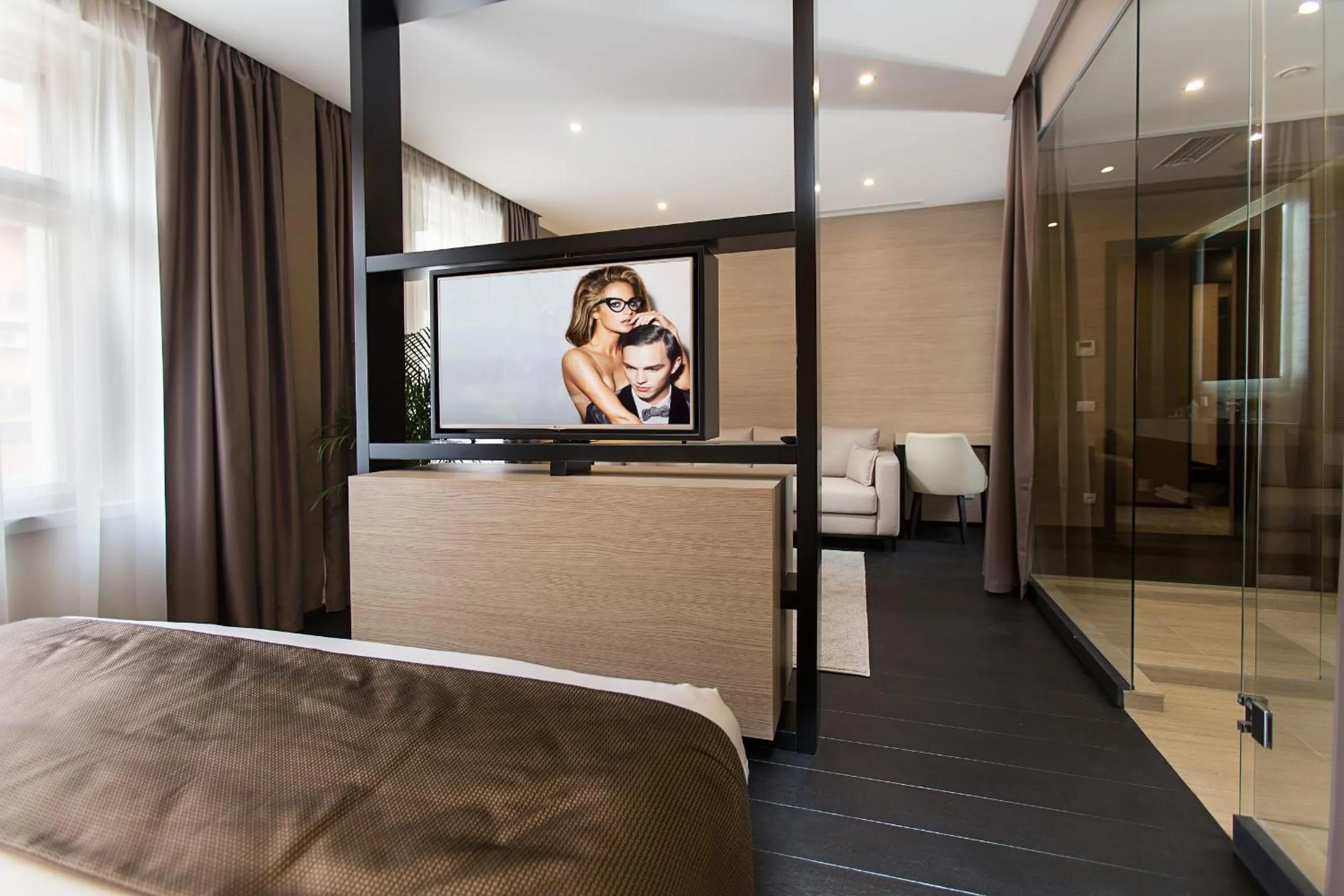TV and multimedia, Bed in Dominic Smart & Luxury Suites - Republic Square