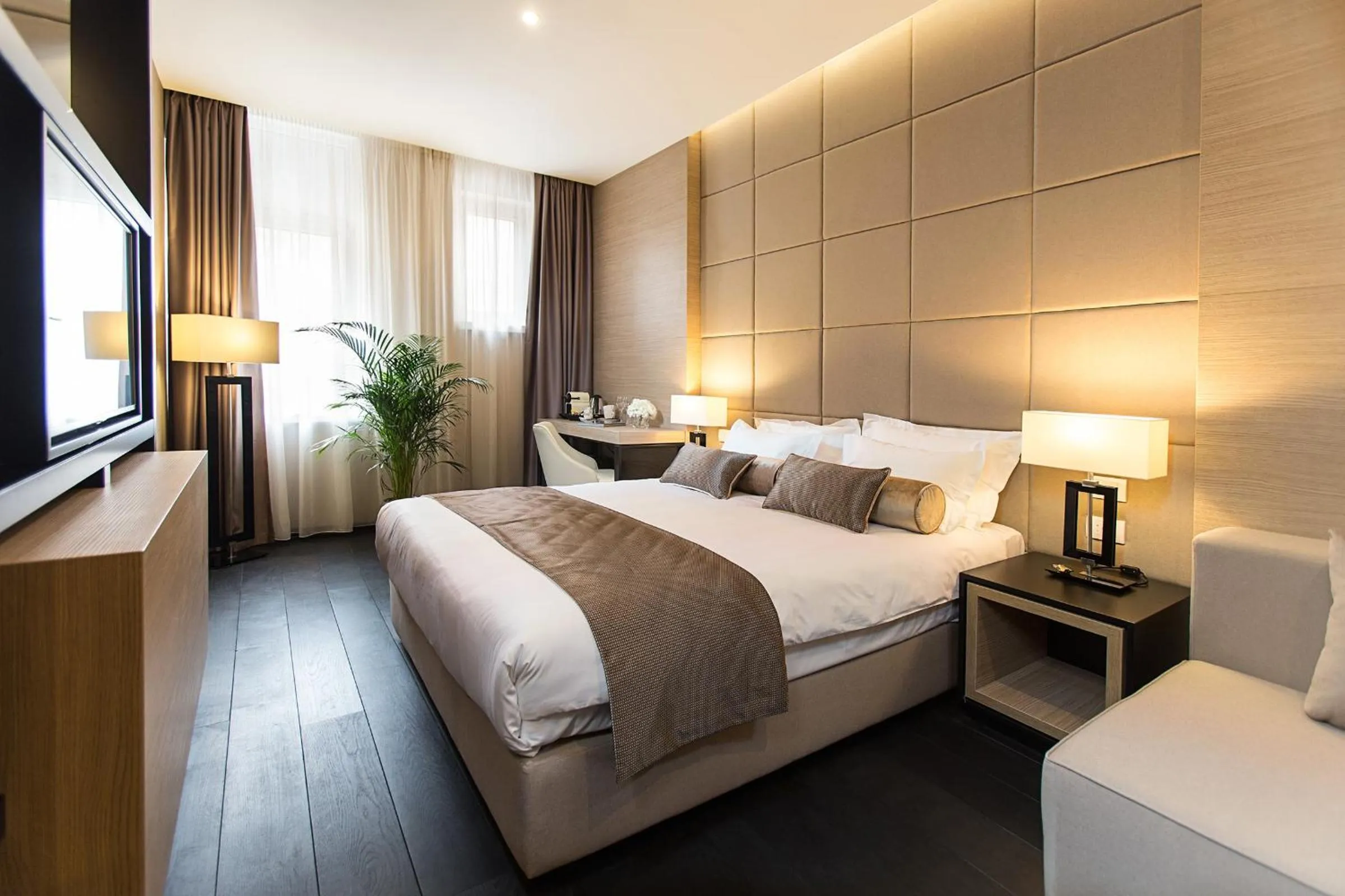 Coffee/tea facilities, Bed in Dominic Smart & Luxury Suites - Republic Square