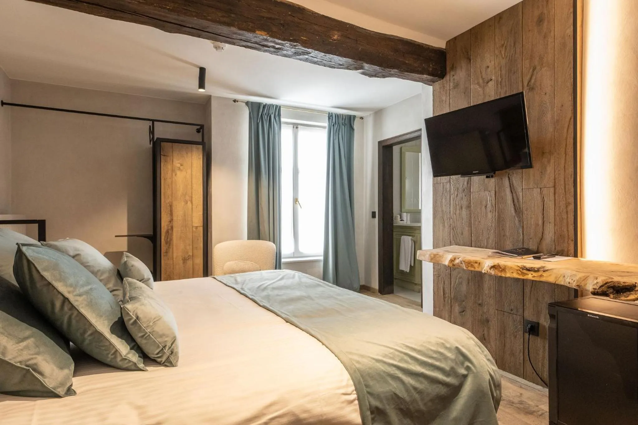 TV and multimedia, Bed in Hotel LEA - Maison Caerdinael