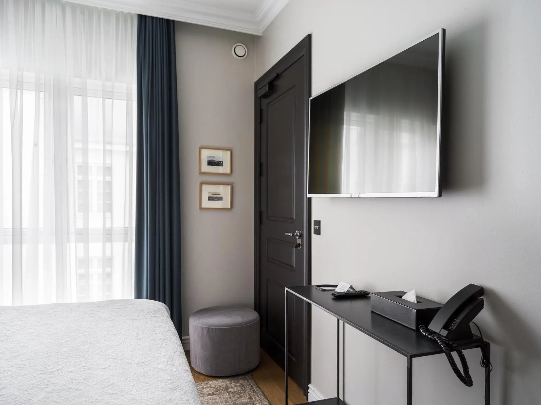 Bedroom, Bed in Sand Hotel by Keahotels