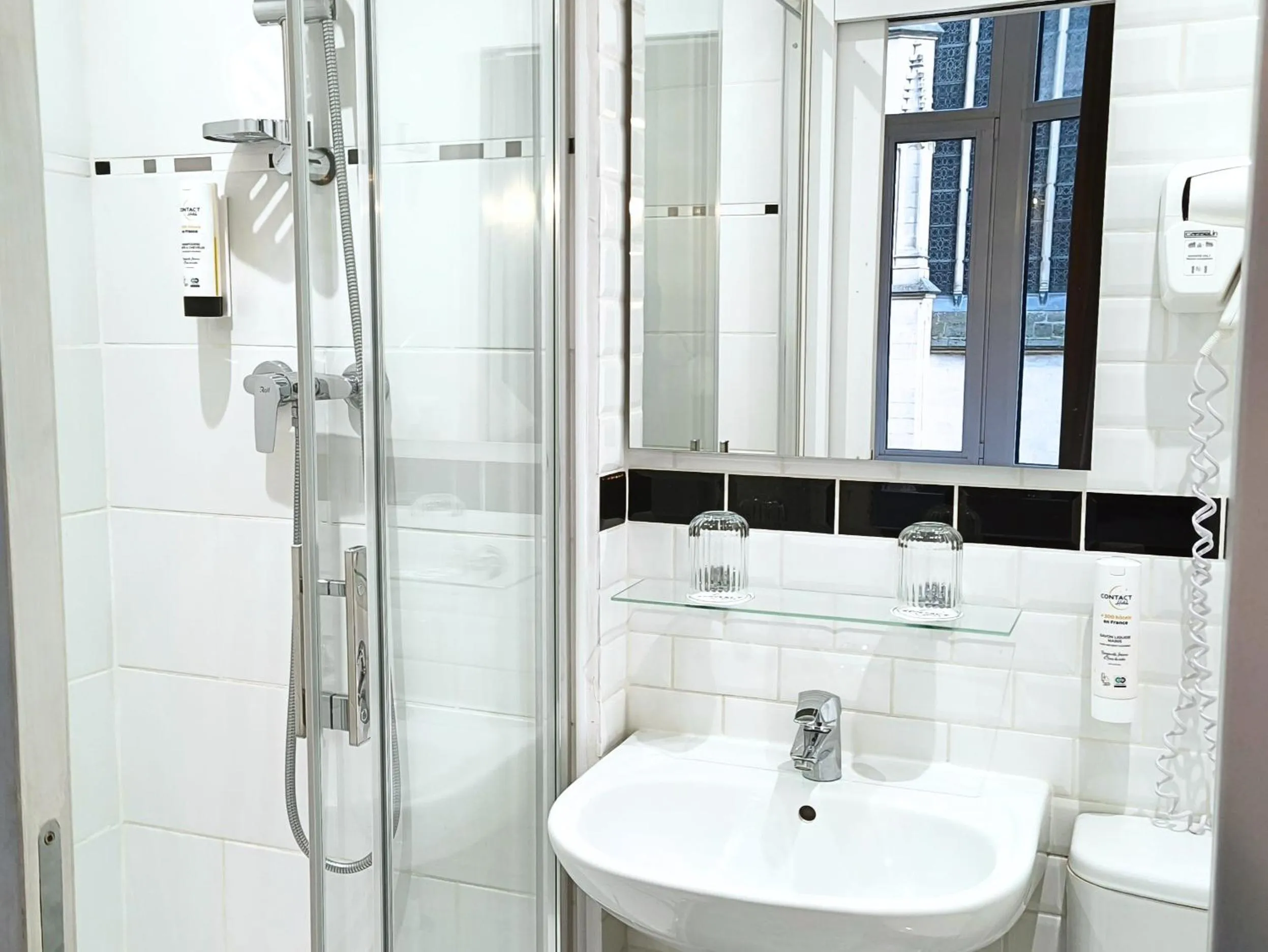 Shower in Hôtel Saint Maurice