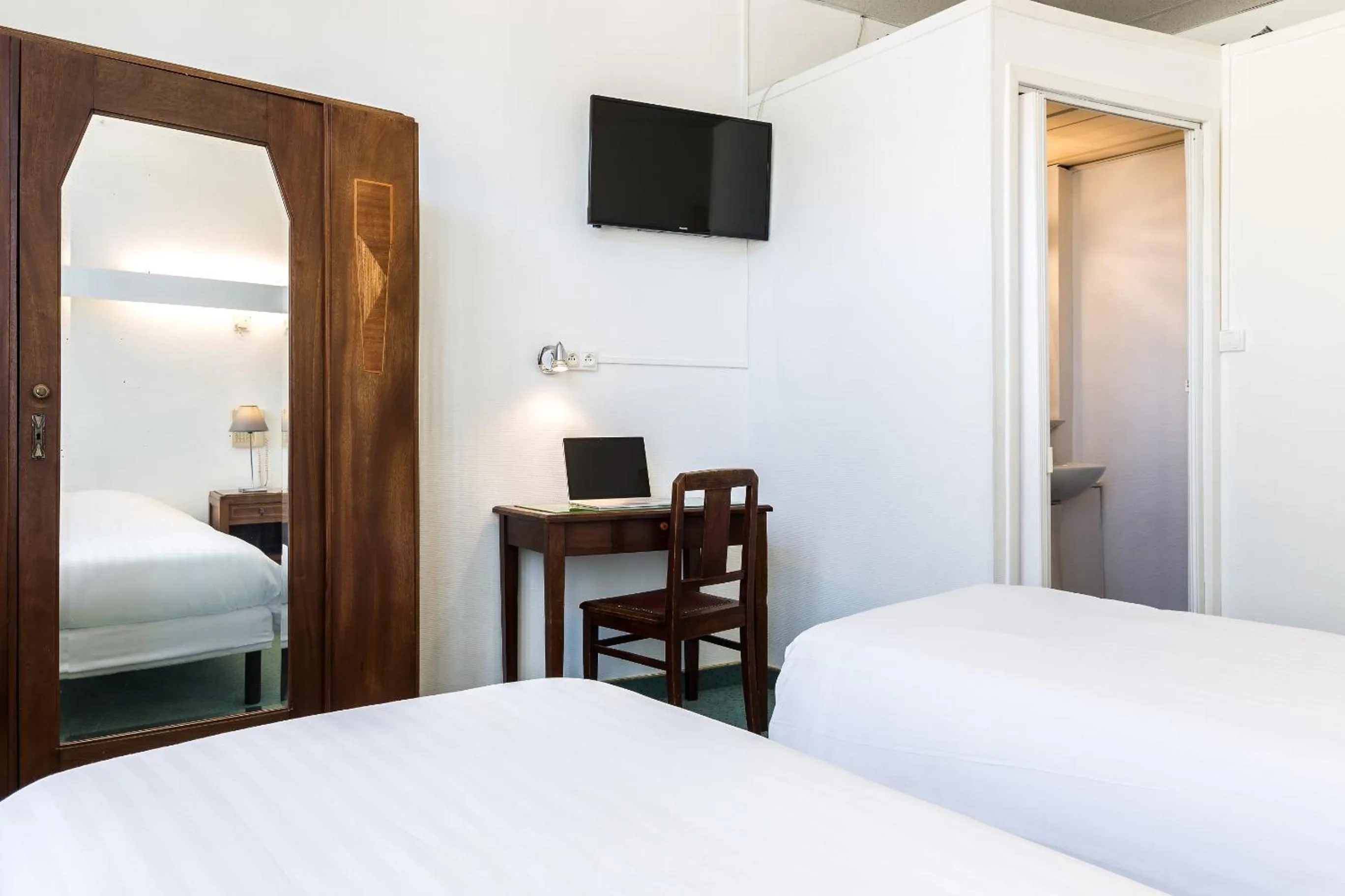 Bed in Hôtel Saint Maurice