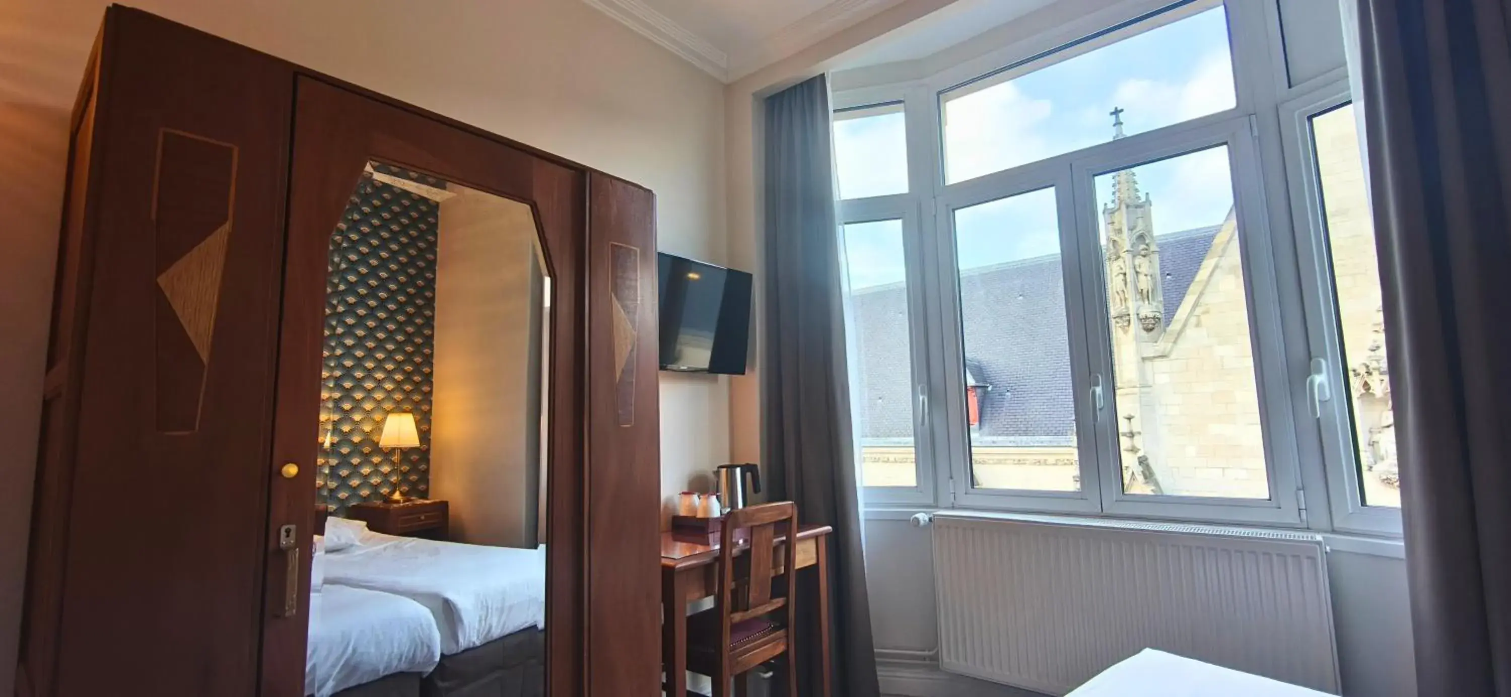 TV and multimedia, Bed in Hôtel Saint Maurice TV and multimedia, Bed in Hôtel Saint Maurice