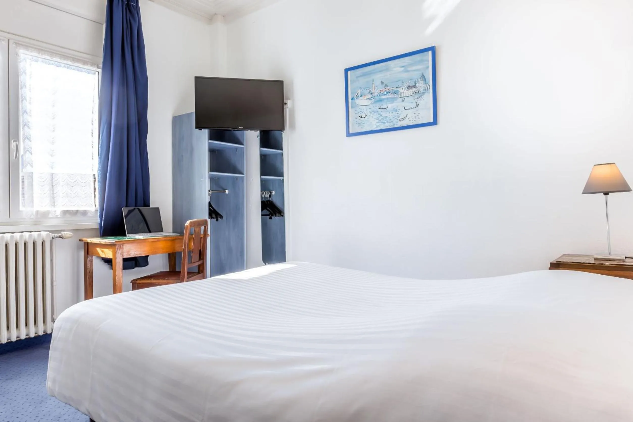 Bed in Hôtel Saint Maurice