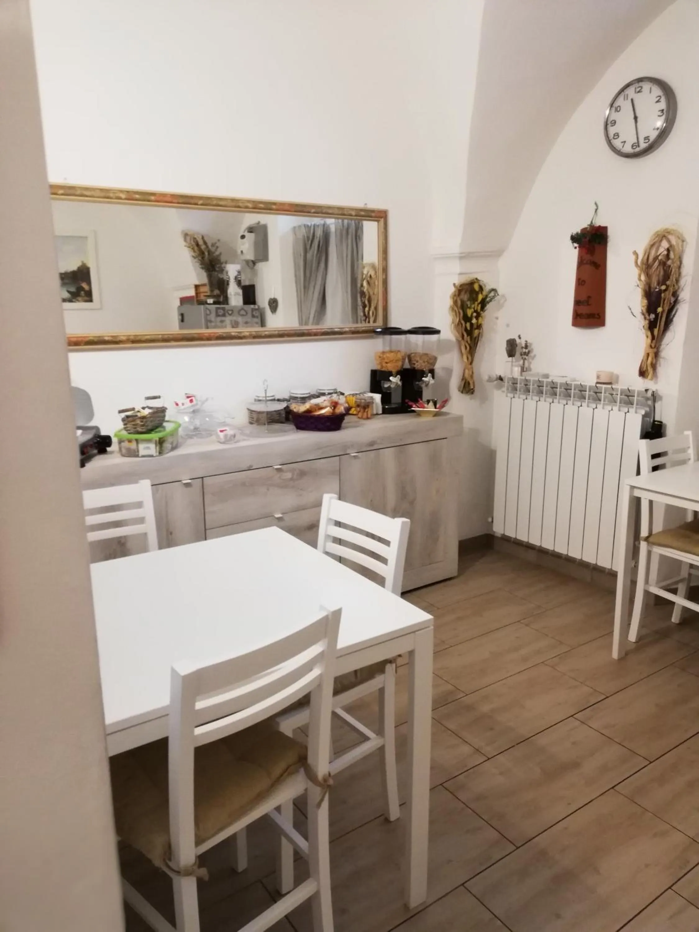 Communal lounge/ TV room in B & B Eliana