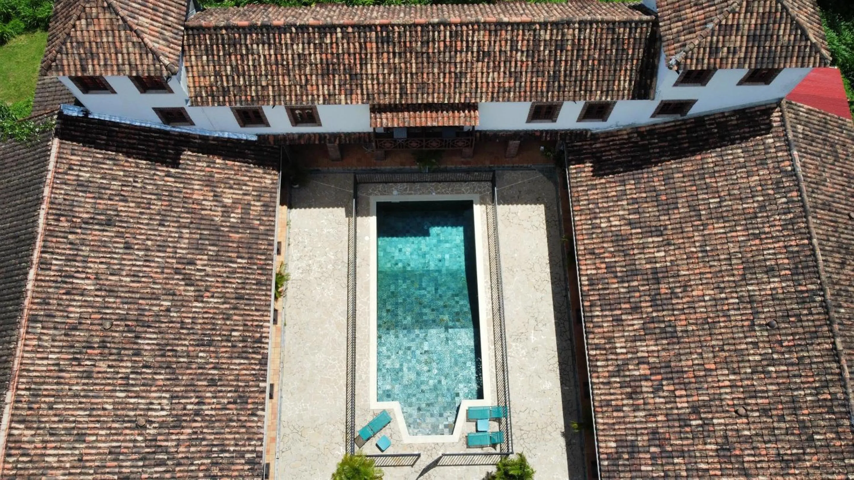 Pool view in Domaine du Château