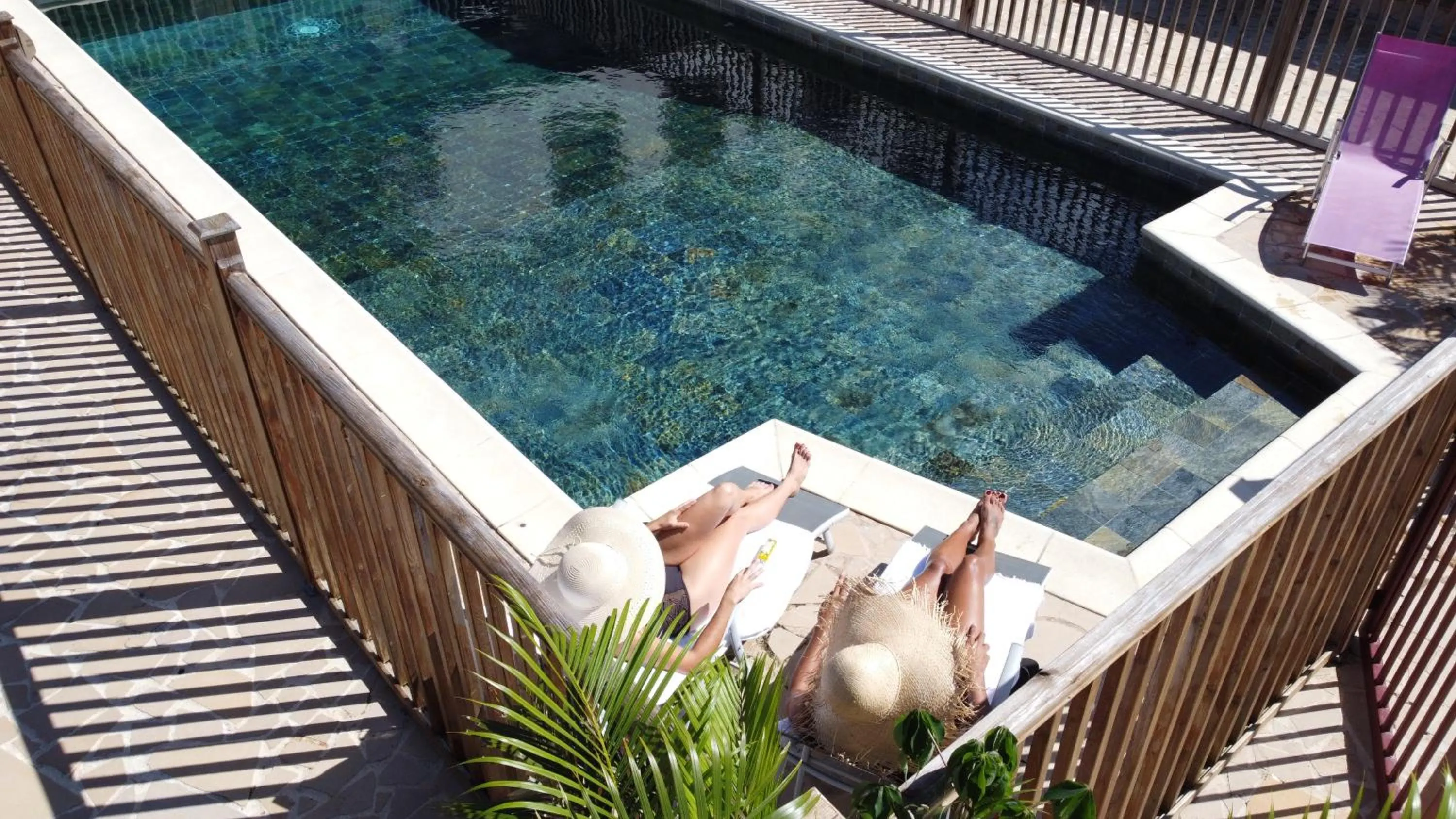 Pool view in Domaine du Château