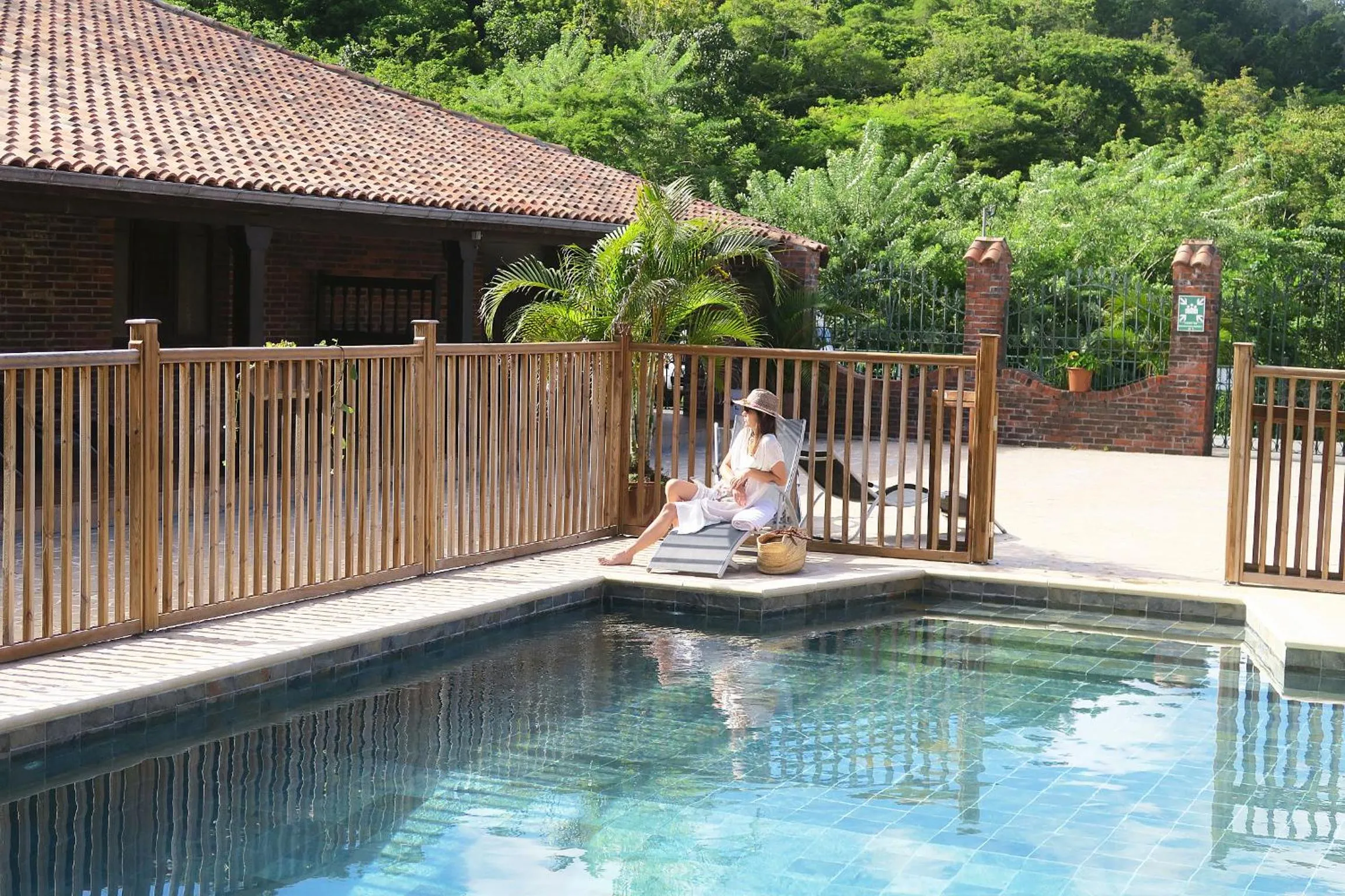 Pool view in Domaine du Château