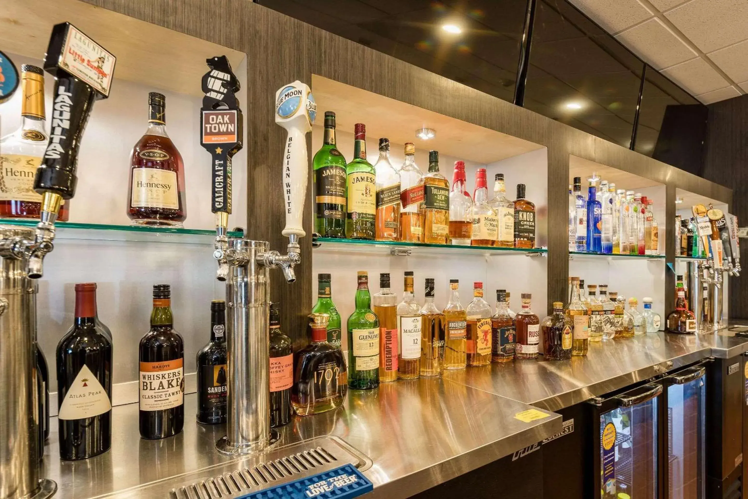 Lounge or bar in Radisson Hotel Oakland Airport Lounge or bar in Radisson Hotel Oakland Airport