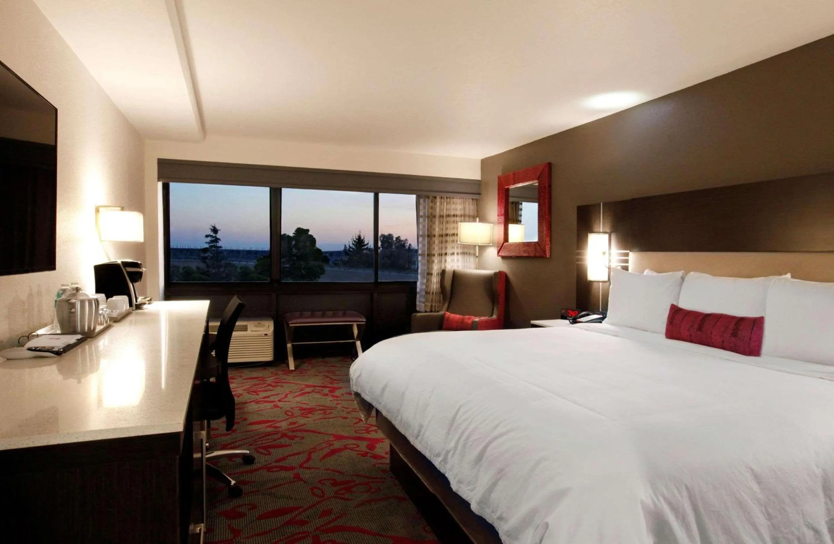 Bedroom in Radisson Hotel Oakland Airport