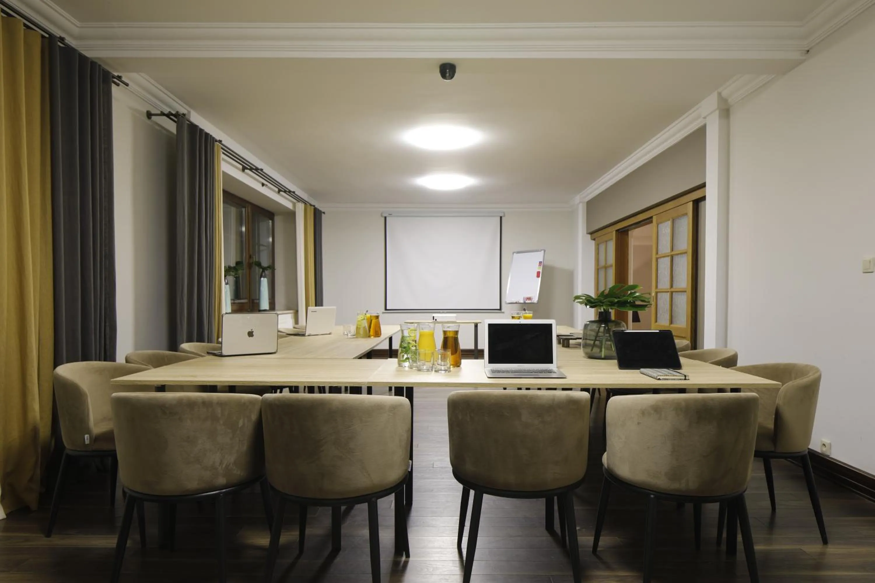 Business facilities in Rezydencja na Wzgórzu w zielonym sercu Łodzi przy Parku Krajobrazowym Ruda Wiilowa