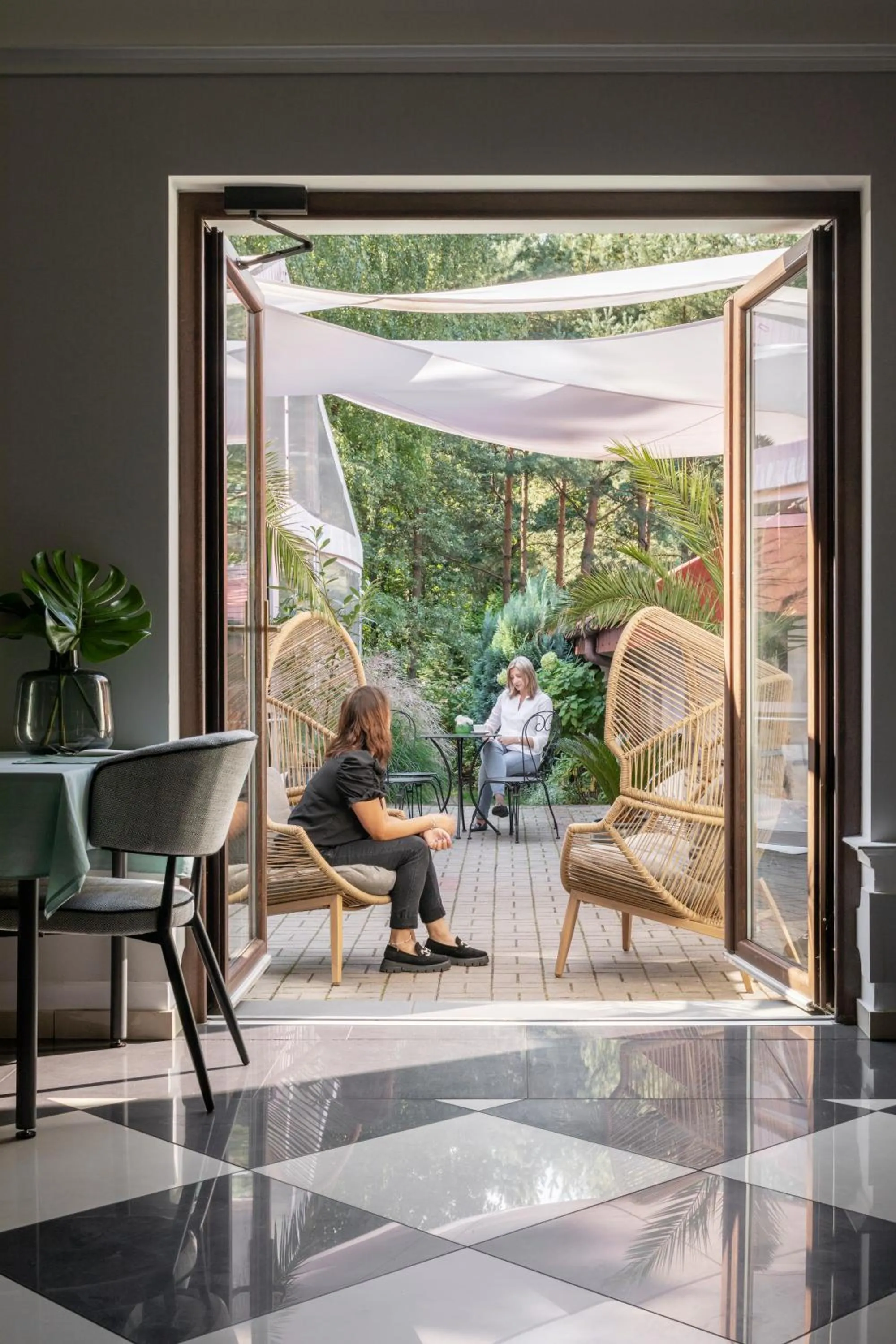 Patio in Rezydencja na Wzgórzu w zielonym sercu Łodzi przy Parku Krajobrazowym Ruda Wiilowa