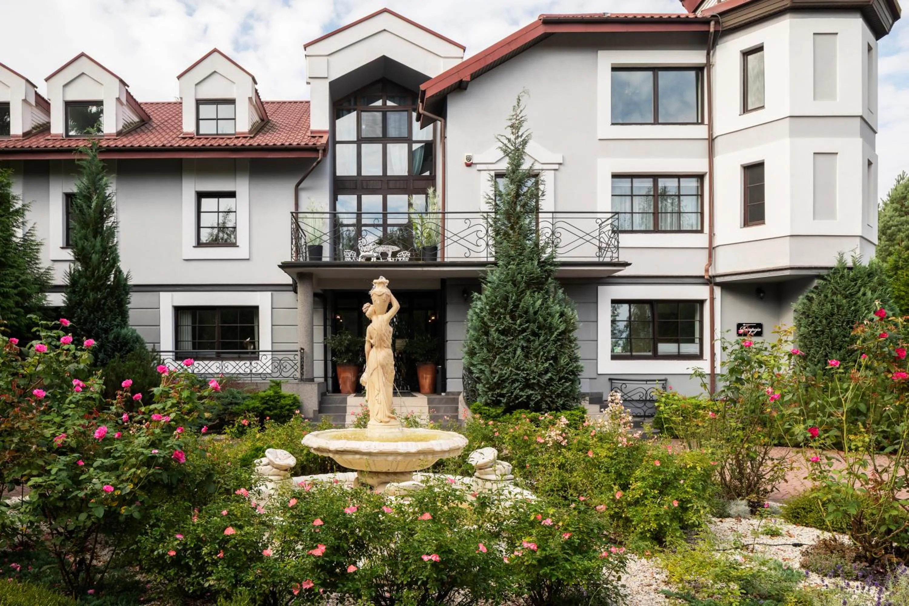 Property building in Rezydencja na Wzgórzu w zielonym sercu Łodzi przy Parku Krajobrazowym Ruda Wiilowa