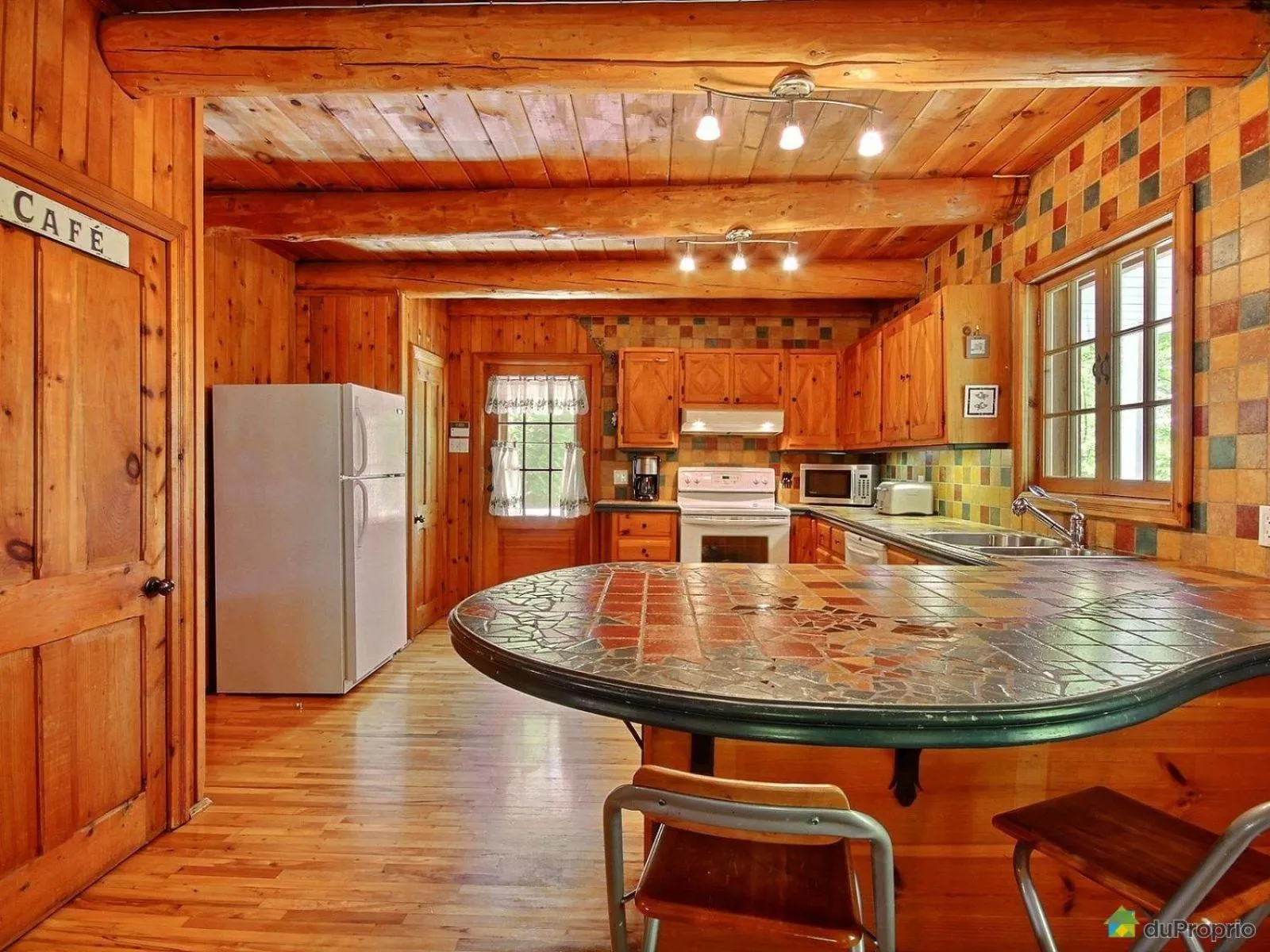 Kitchen or kitchenette in Aux Retrouvailles spa à l'année