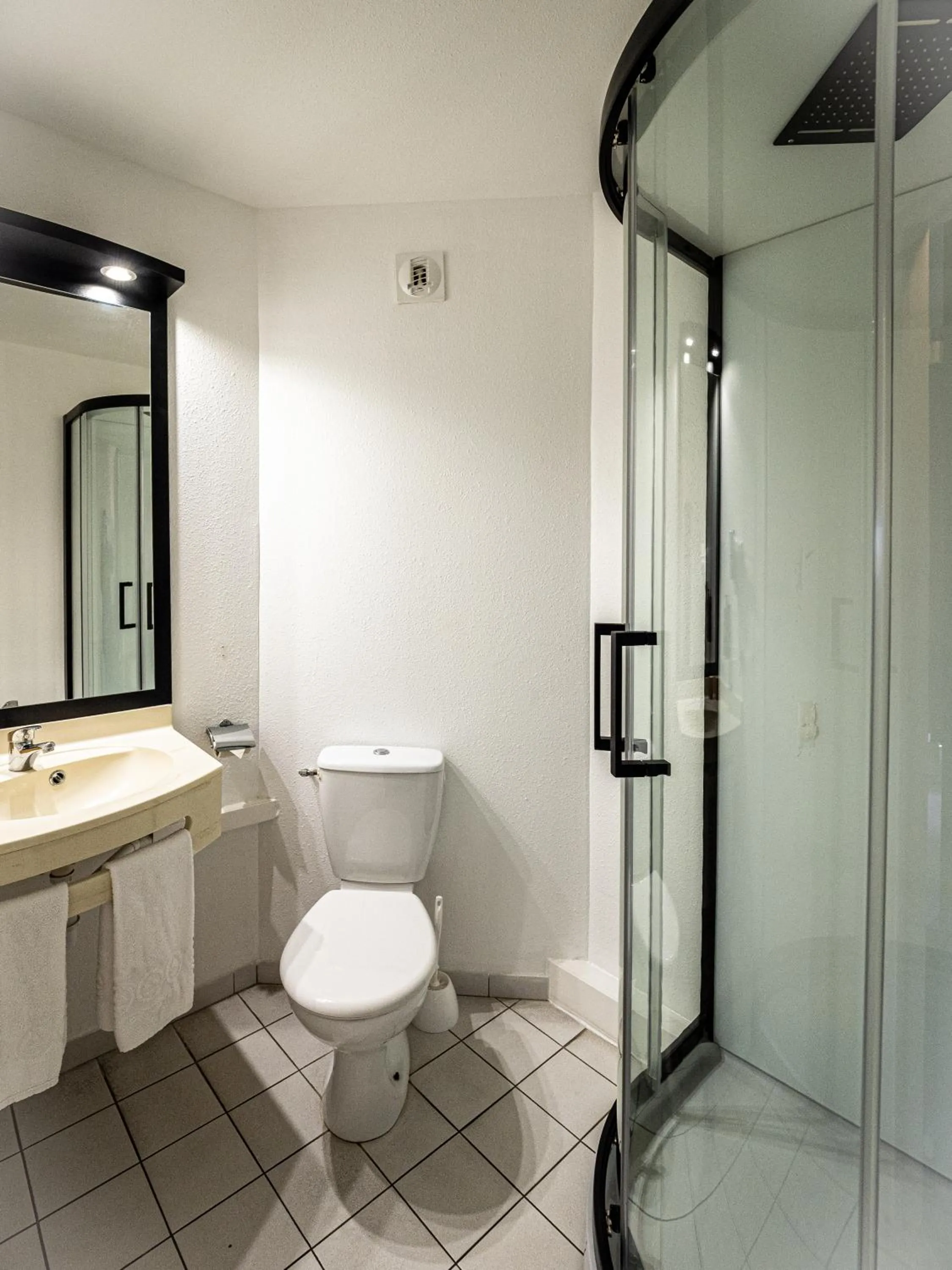 Bathroom in Welcomotel Beauvais Aéroport