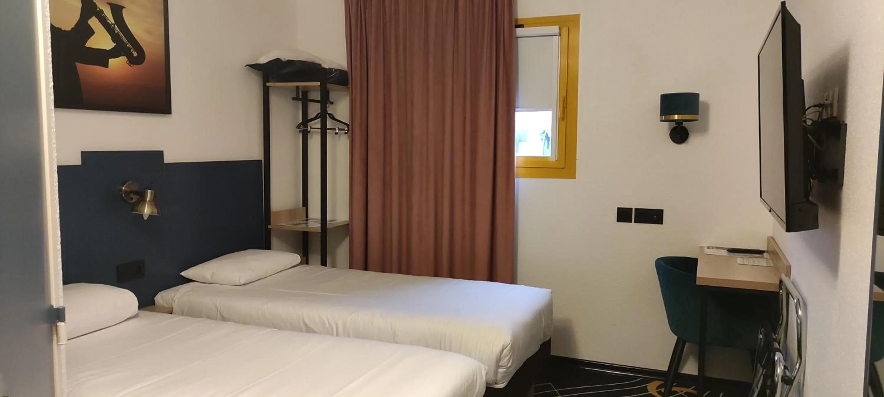 Bed in Welcomotel Beauvais Aéroport