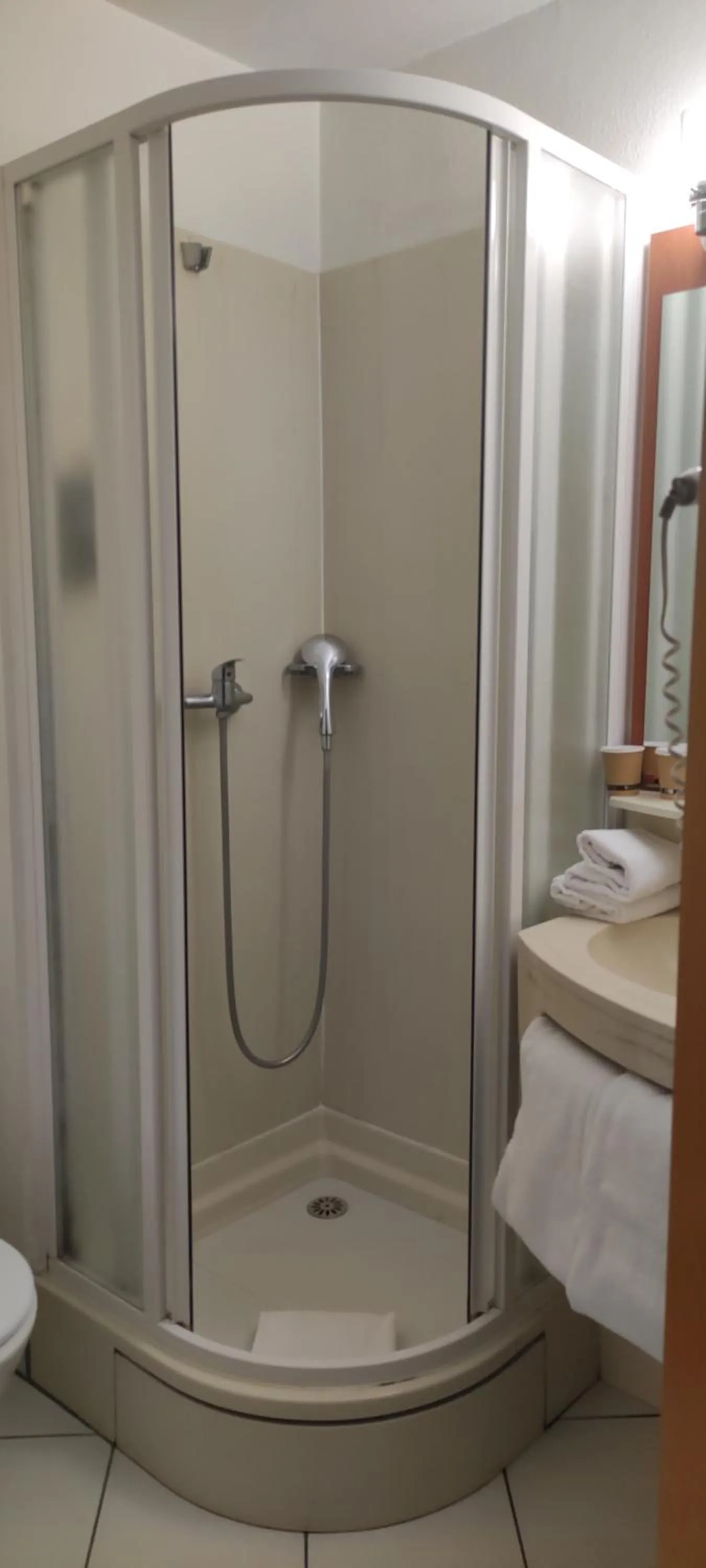 Bathroom in Welcomotel Beauvais Aéroport