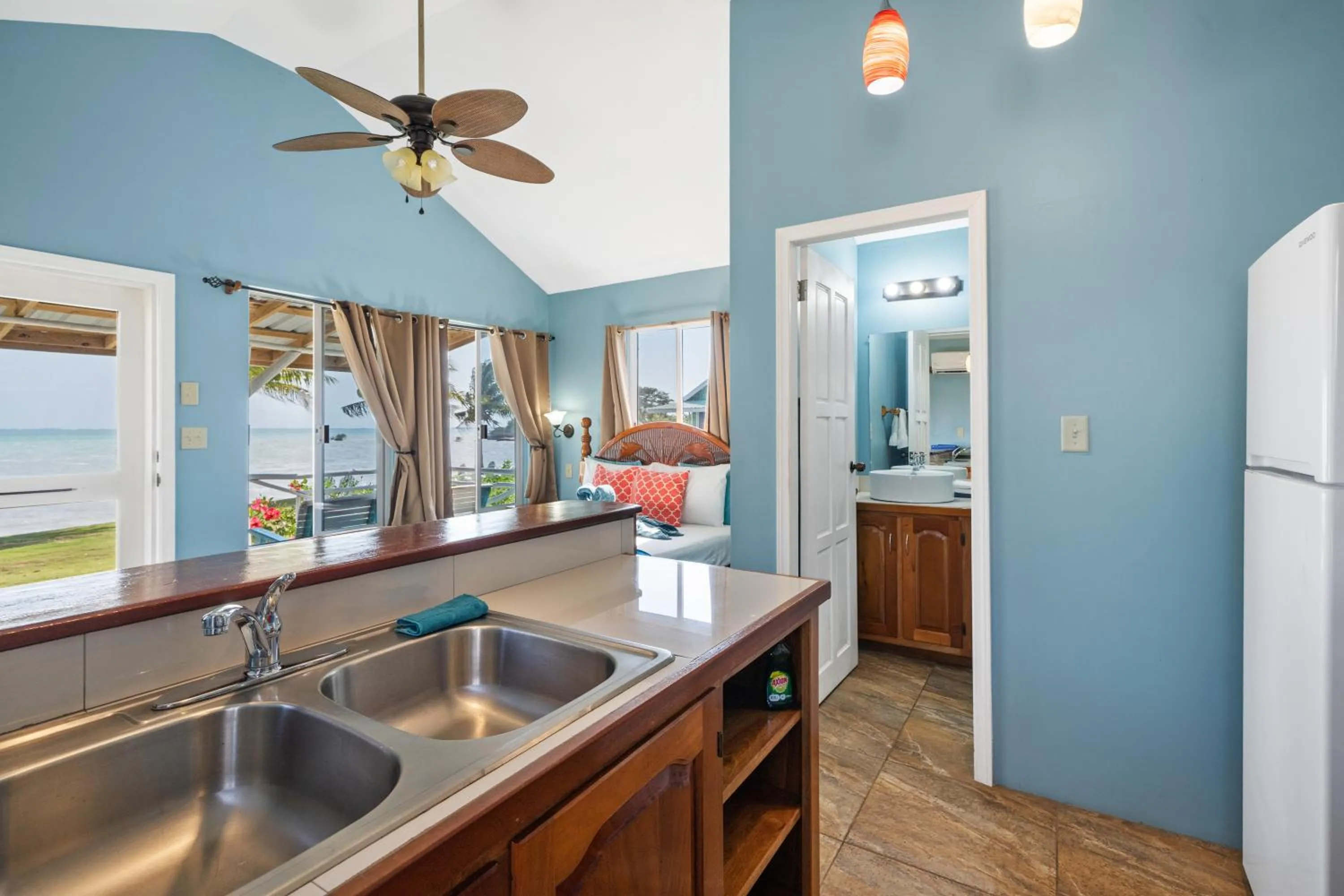 Kitchen or kitchenette in Tilt-Ta-Dock Resort Belize