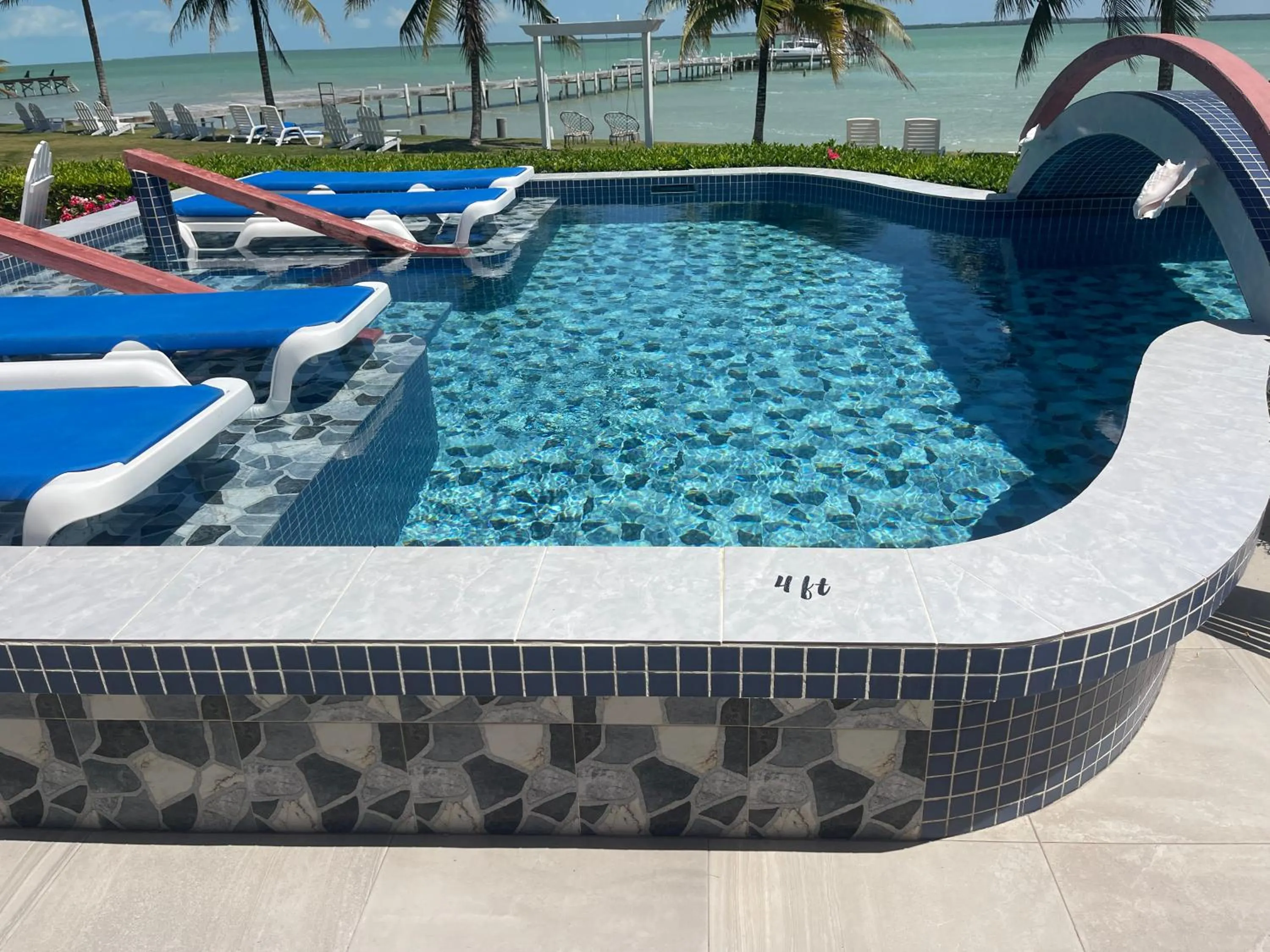 Swimming pool in Tilt-Ta-Dock Resort Belize