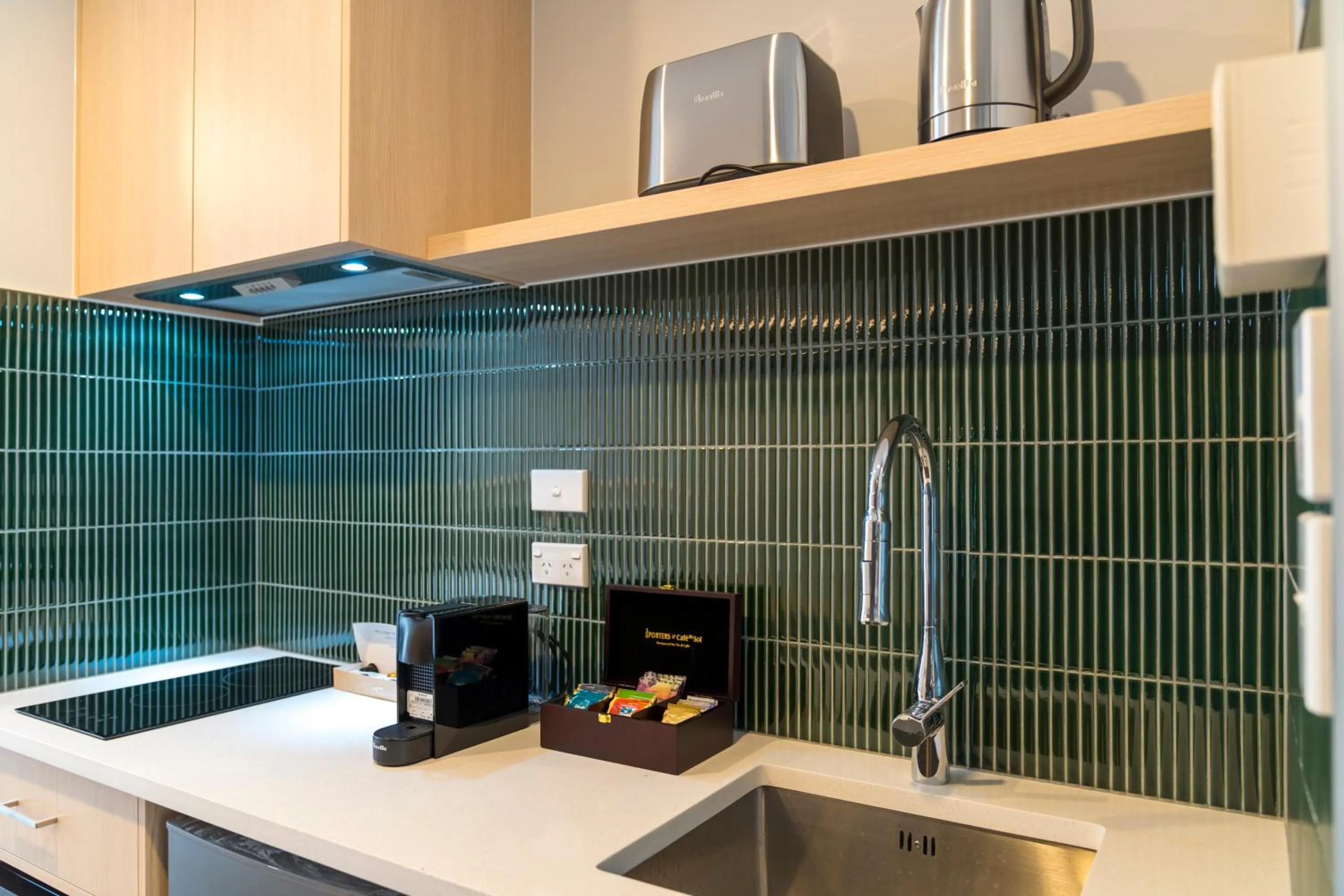 Kitchen or kitchenette in Takapuna International Motor Lodge