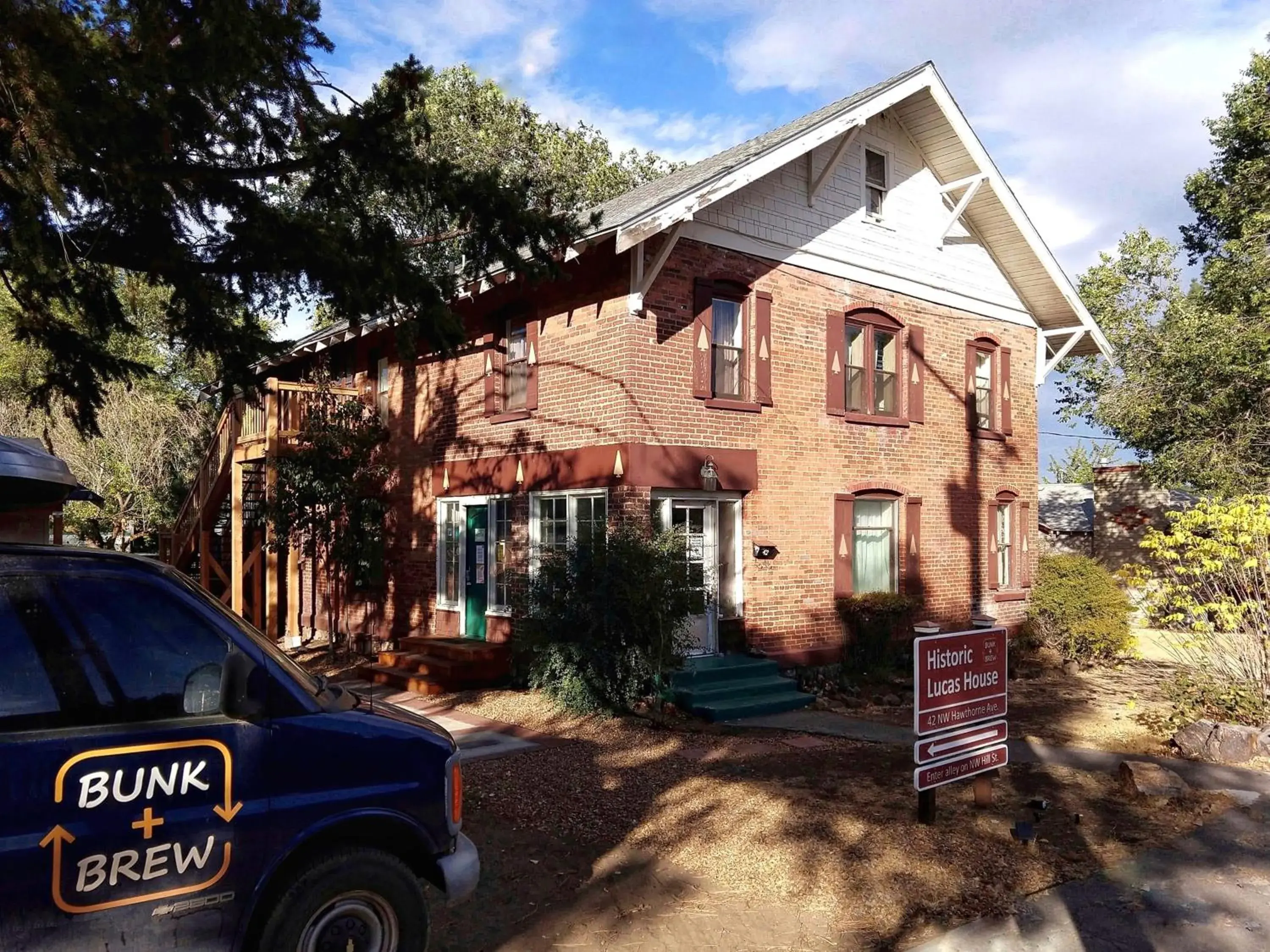 Property Building in Bunk & Brew Historic Lucas House - Hostel