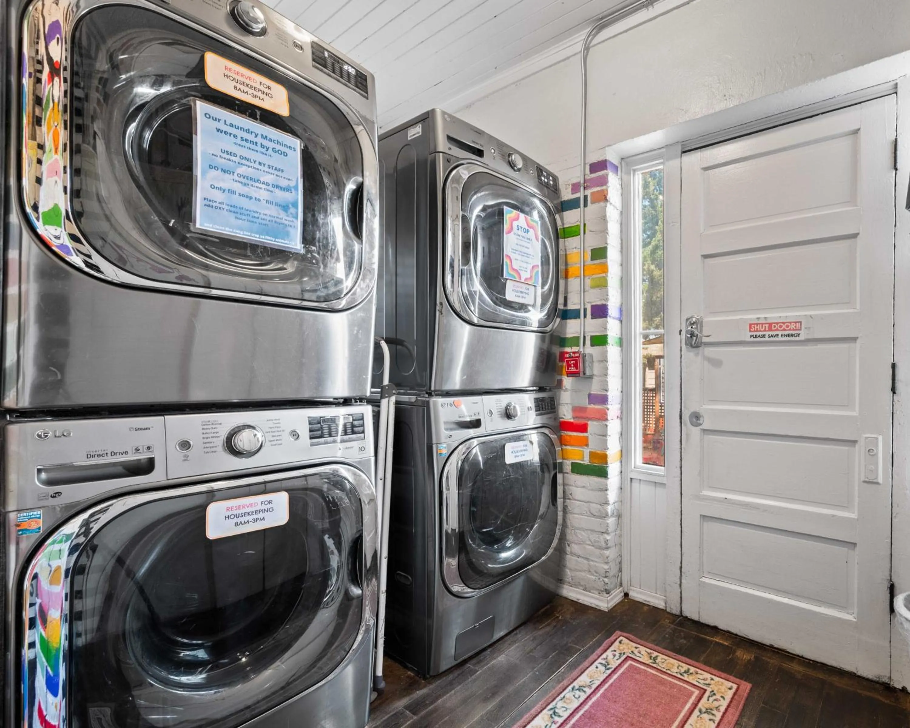 laundry in Bunk & Brew Historic Lucas House - Hostel