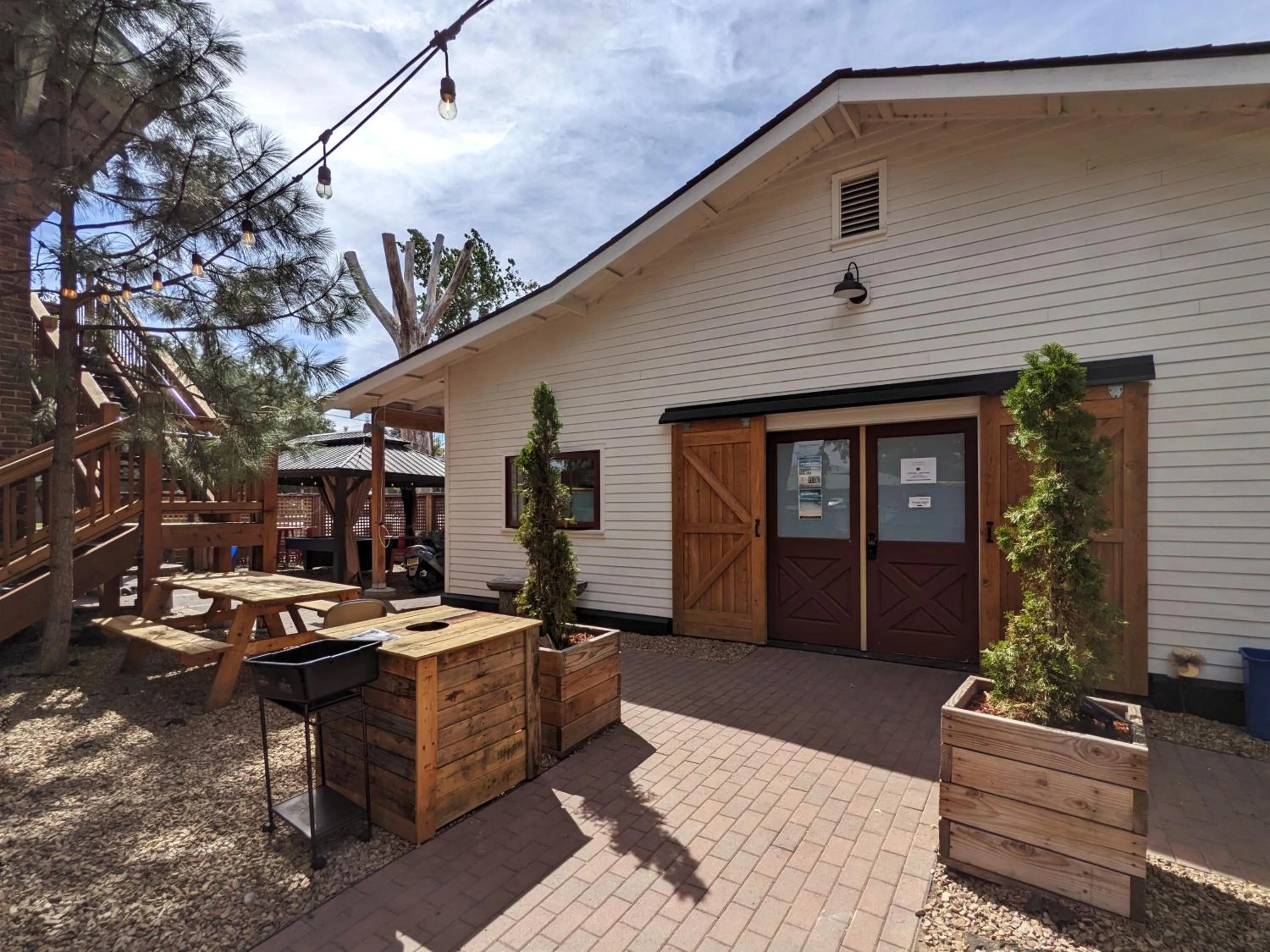 Property building in Bunk & Brew Historic Lucas House - Hostel