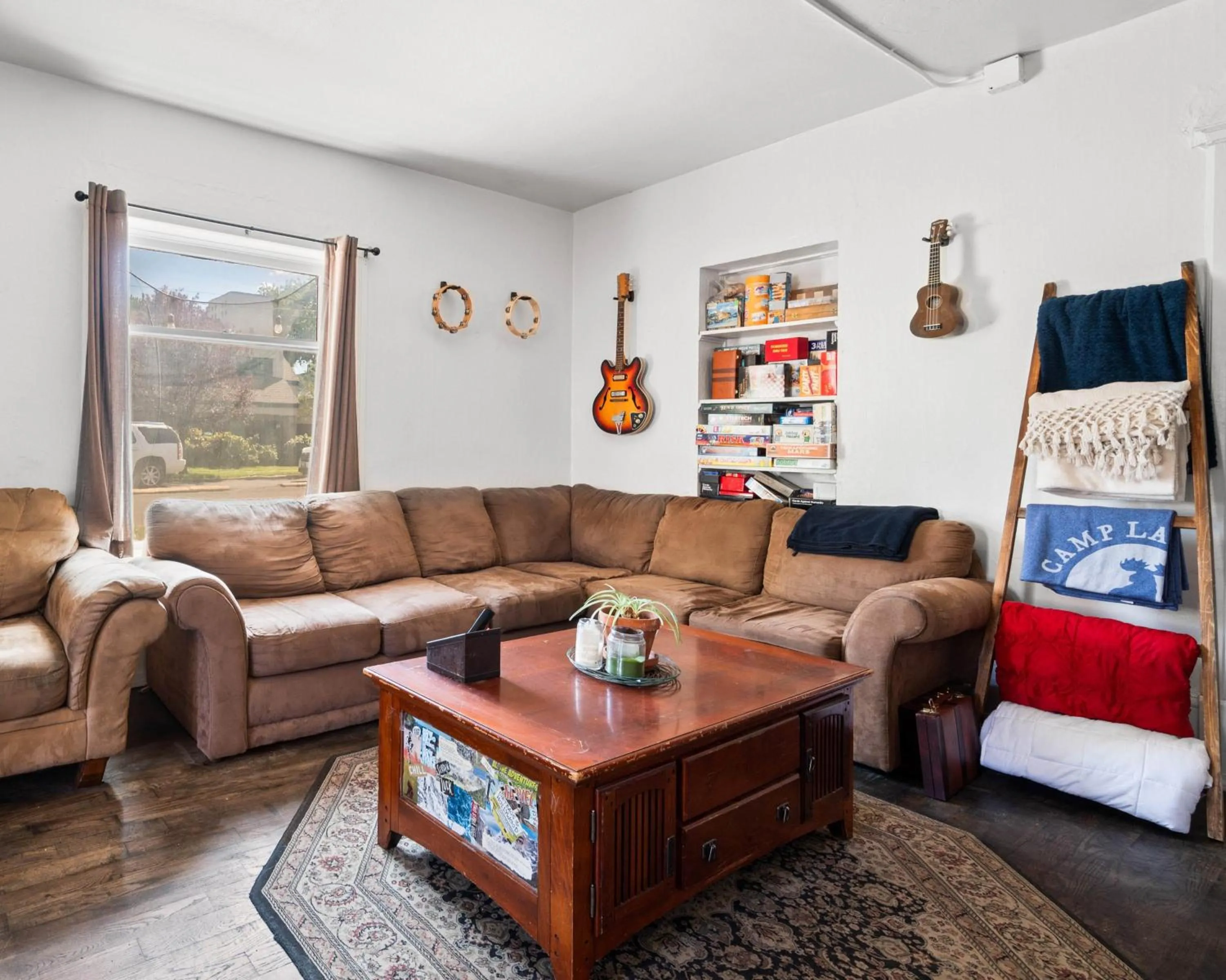 Communal lounge/ TV room in Bunk & Brew Historic Lucas House - Hostel