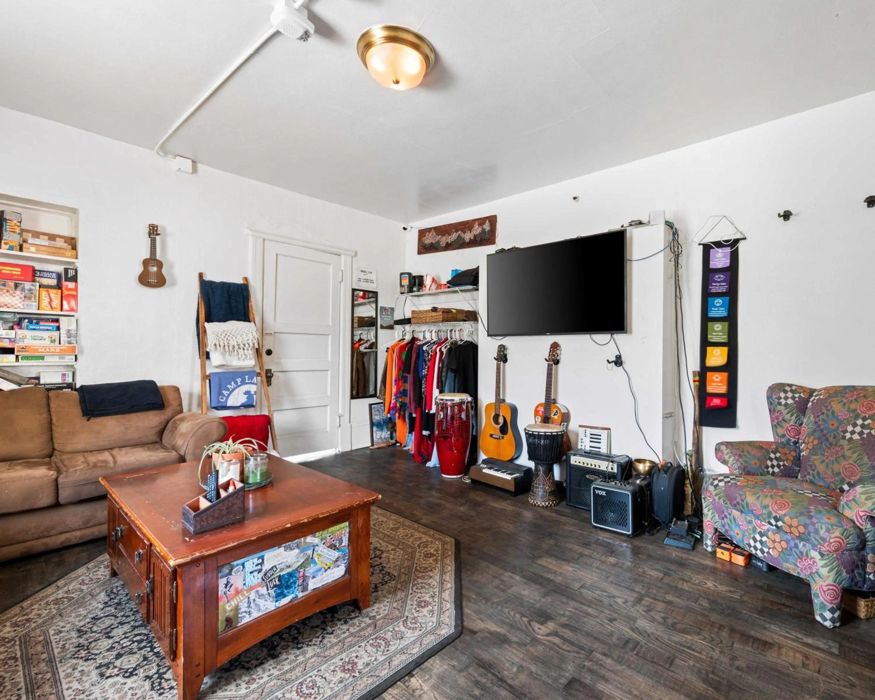 Communal lounge/ TV room in Bunk & Brew Historic Lucas House - Hostel