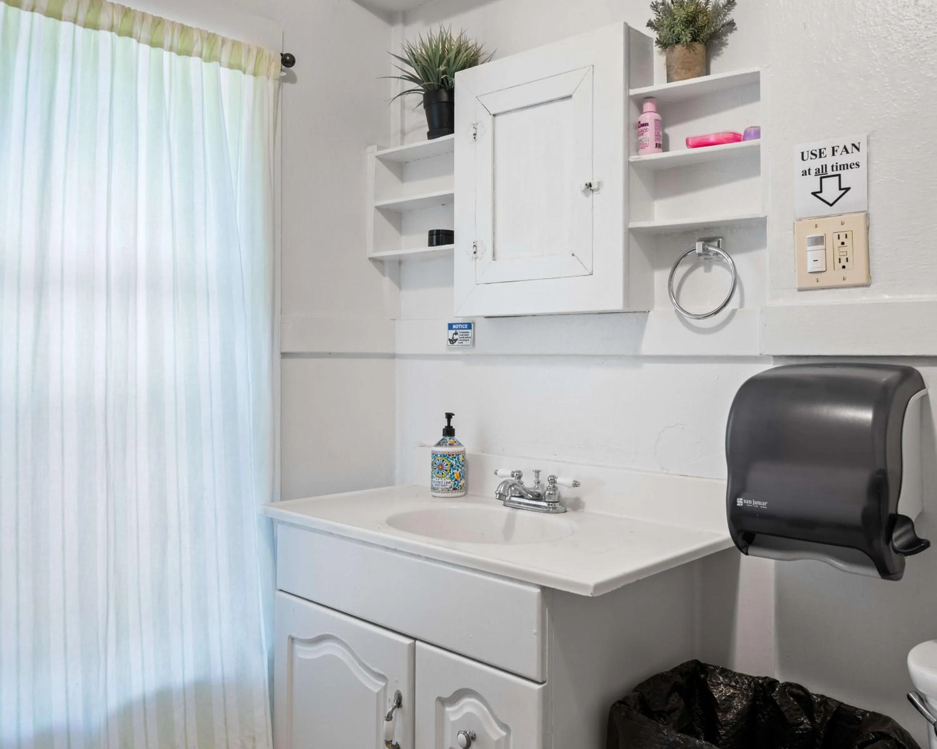 Bathroom in Bunk & Brew Historic Lucas House - Hostel