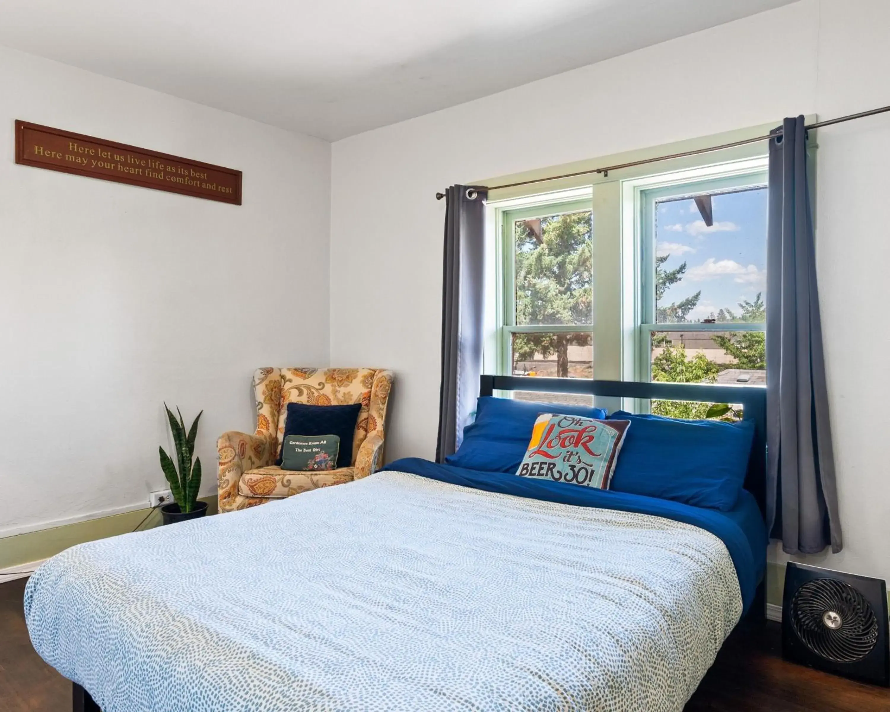 Double Room with Shared Bathroom in Bunk & Brew Historic Lucas House - Hostel Double Room with Shared Bathroom in Bunk & Brew Historic Lucas House - Hostel