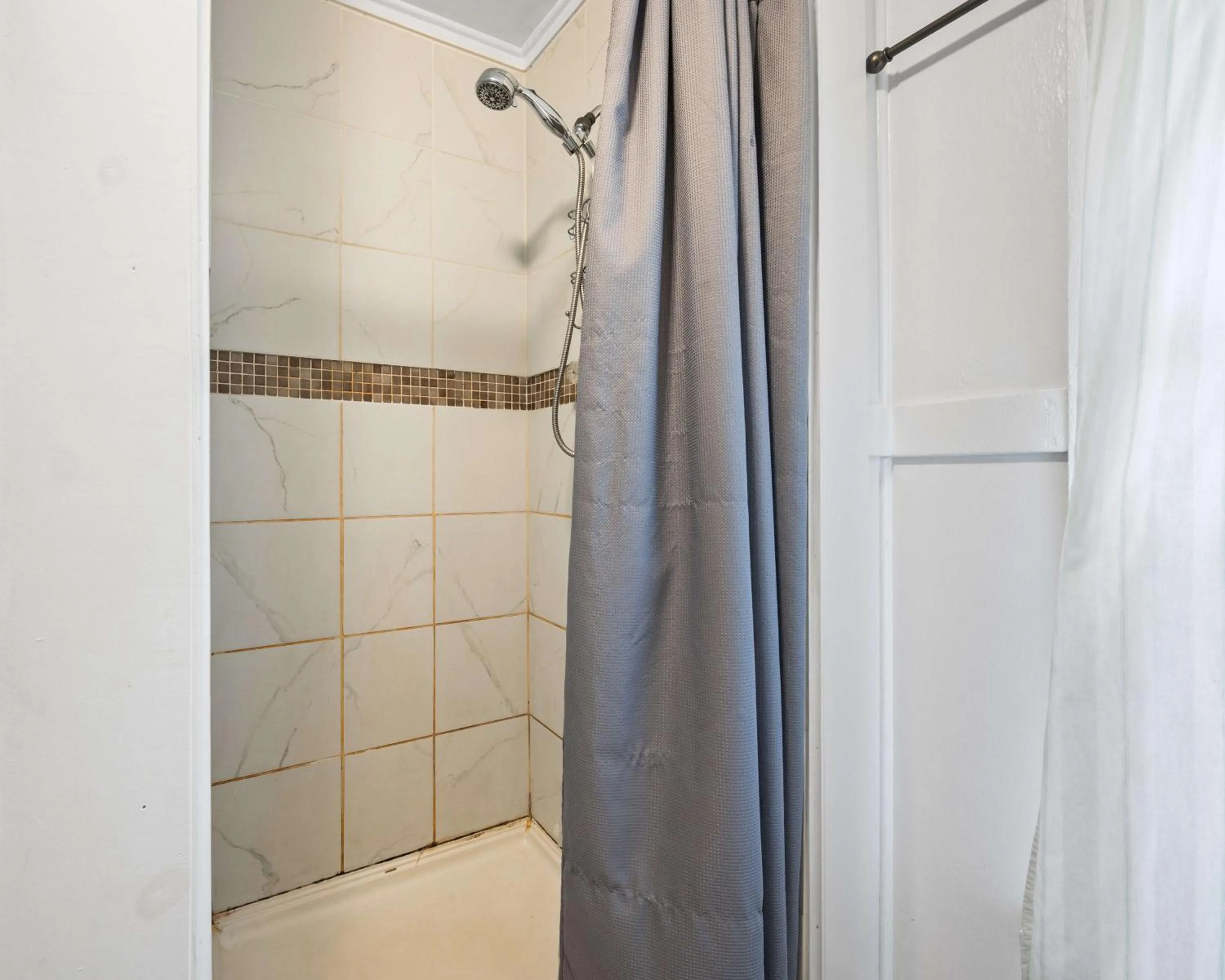 Shower in Bunk & Brew Historic Lucas House - Hostel