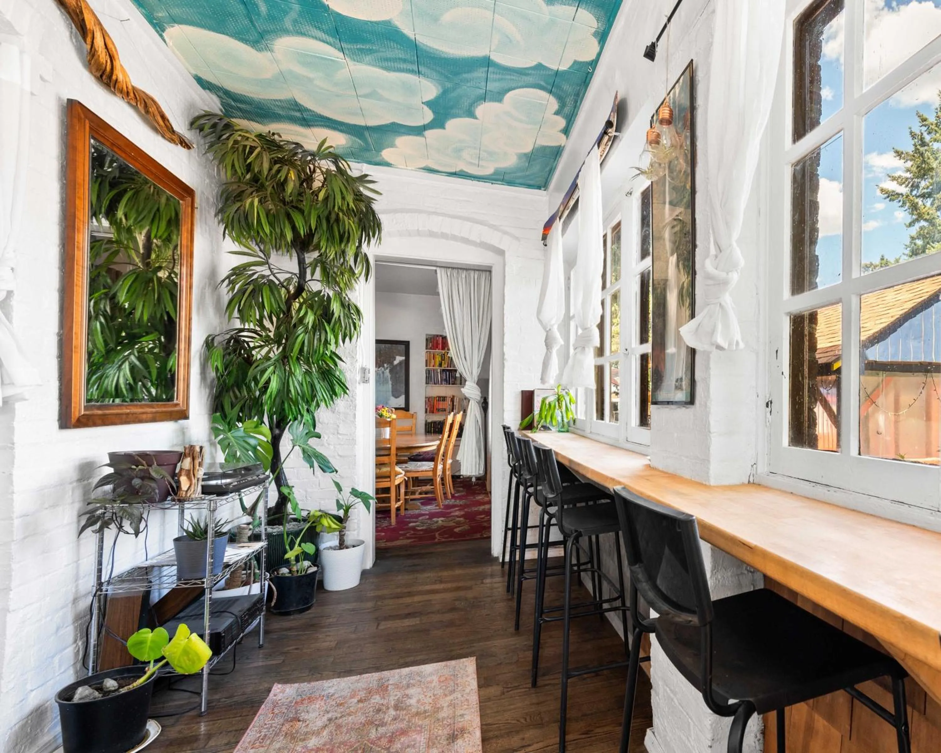 Communal lounge/ TV room in Bunk & Brew Historic Lucas House - Hostel