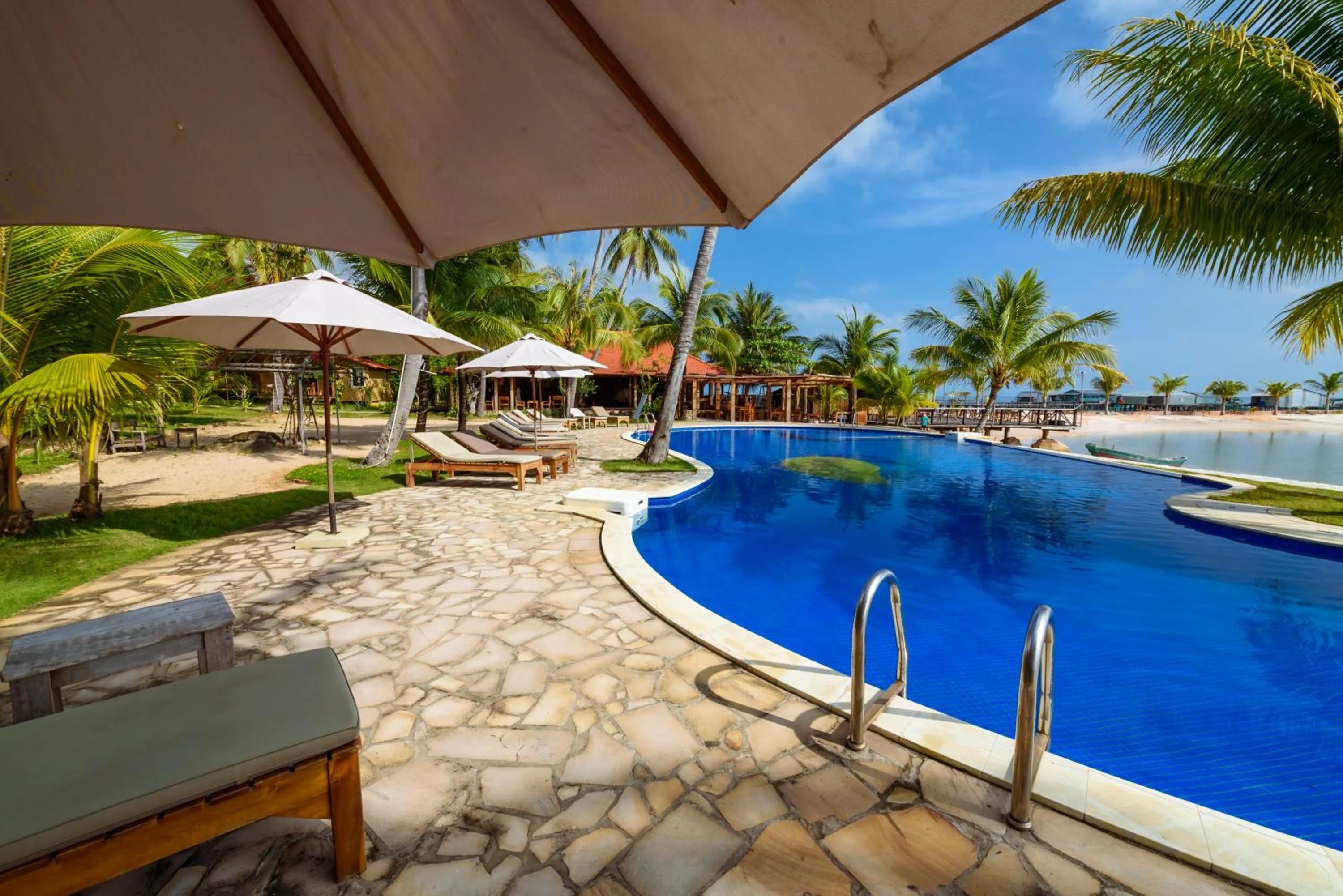 Swimming pool in Mango Beach Resort