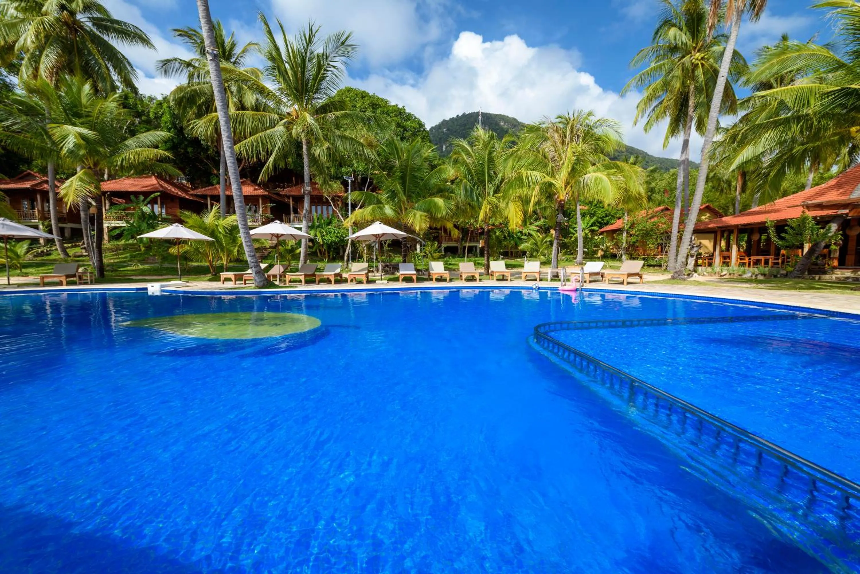 Swimming pool in Mango Beach Resort